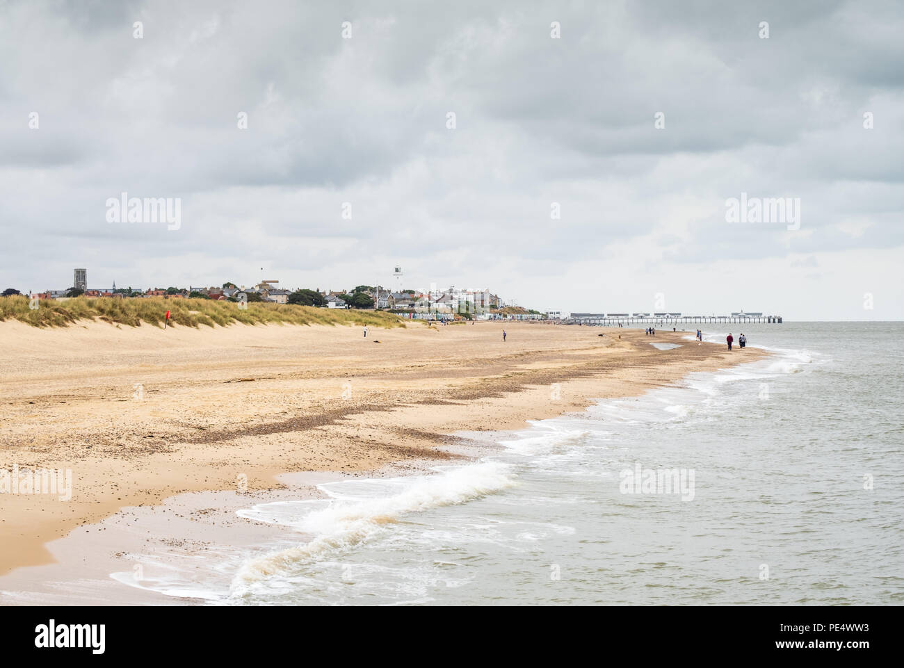 L'église, Southwold pier, brasserie, Phare et plage sur un jour froid et gris Banque D'Images