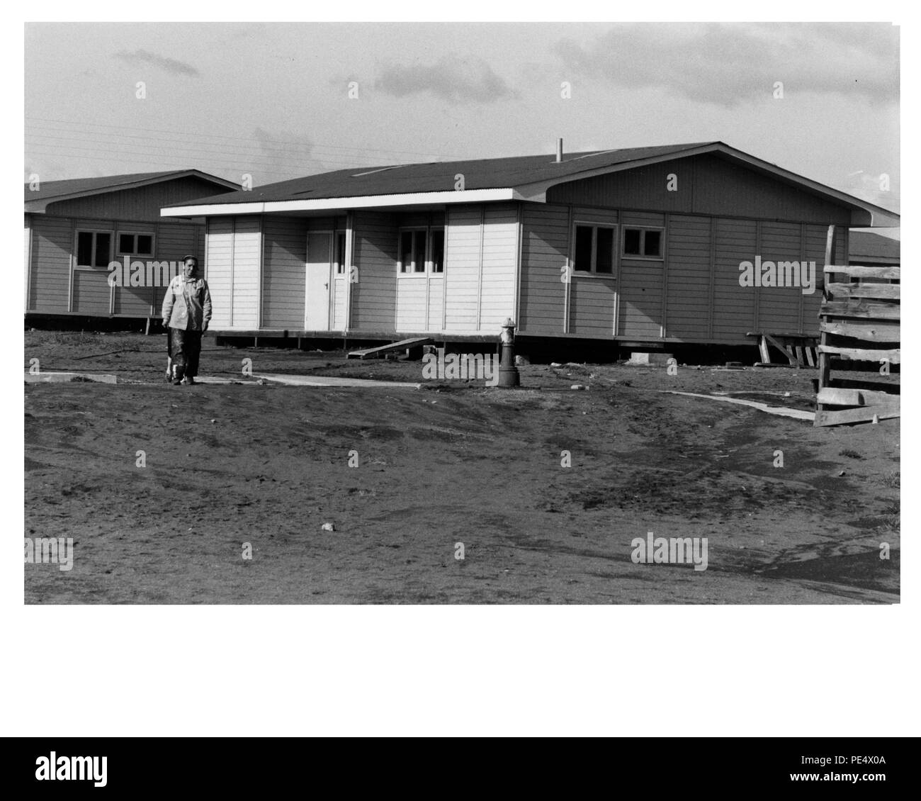 Chepe Hill à Concepcion, Chili, est typique de beaucoup de villages de l'Amérique latine - les conditions de vie sont misérables. Mais dans Chepe Hill il y a de l'espoir. Plus de 150 résidents libérera les cabanes dans lesquelles ils vivent à emménager dans un brillant développement de nouveaux logements qu'ils ont construit eux-mêmes. L'exode a lieu à la suite de l'auto-construction d'un programme parrainé par le gouvernement du Chili. Le gouvernement fournit les matériaux de construction, d'outils et de supervision pour la construction. Chaque famille reçoit un prêt d'environ 1 400 $ pour couvrir les coûts des matériaux. Les gens sont payés pour leur Banque D'Images