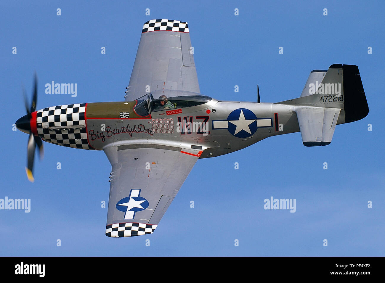 North American P-51 Mustang nommé Big Belle poupée. Seconde Guerre mondiale avion de chasse. La Seconde Guerre mondiale, deux avions de l'USAAF damier avec nez. L'avion. P51 Banque D'Images