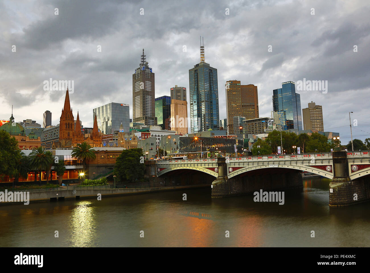 Sur les toits de la ville de Melbourne et les Princes Pont sur le Fleuve Yarra, Melbourne, Victoria, Australie Banque D'Images