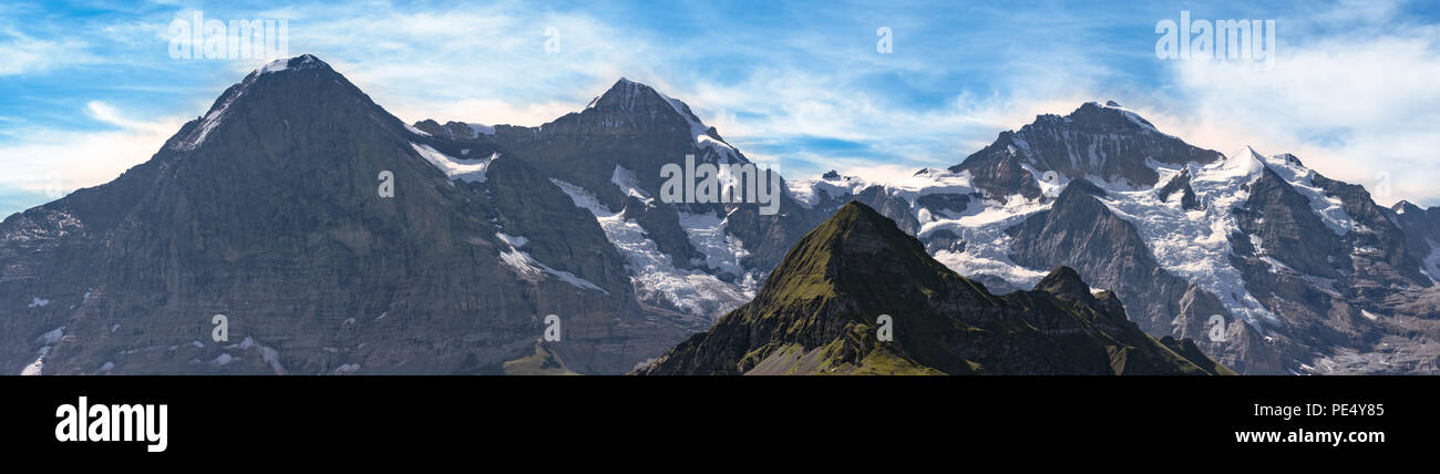 Une belle vue panoramique sur la face nord de l'Eiger, Mönch et Jungfrau vu du Mont Männlichen (au premier plan) à l'été. L'image en haute résolution. Bern Banque D'Images