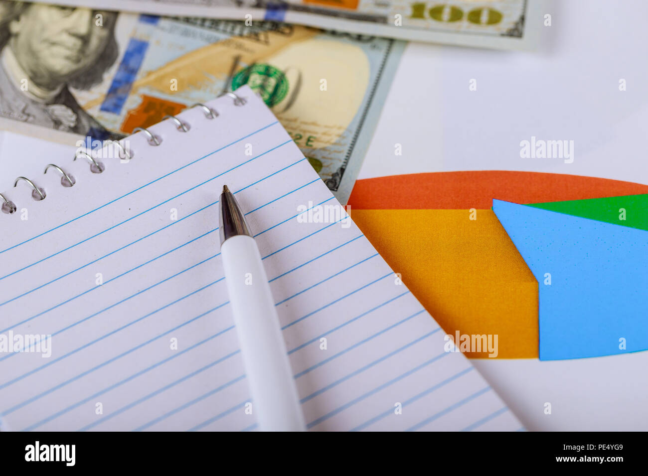 Commerciaux, financiers, comptables ou fiscaux analyser, concept office calculator sur la couleur graphique diagramme avec des billets en dollars US Banque D'Images