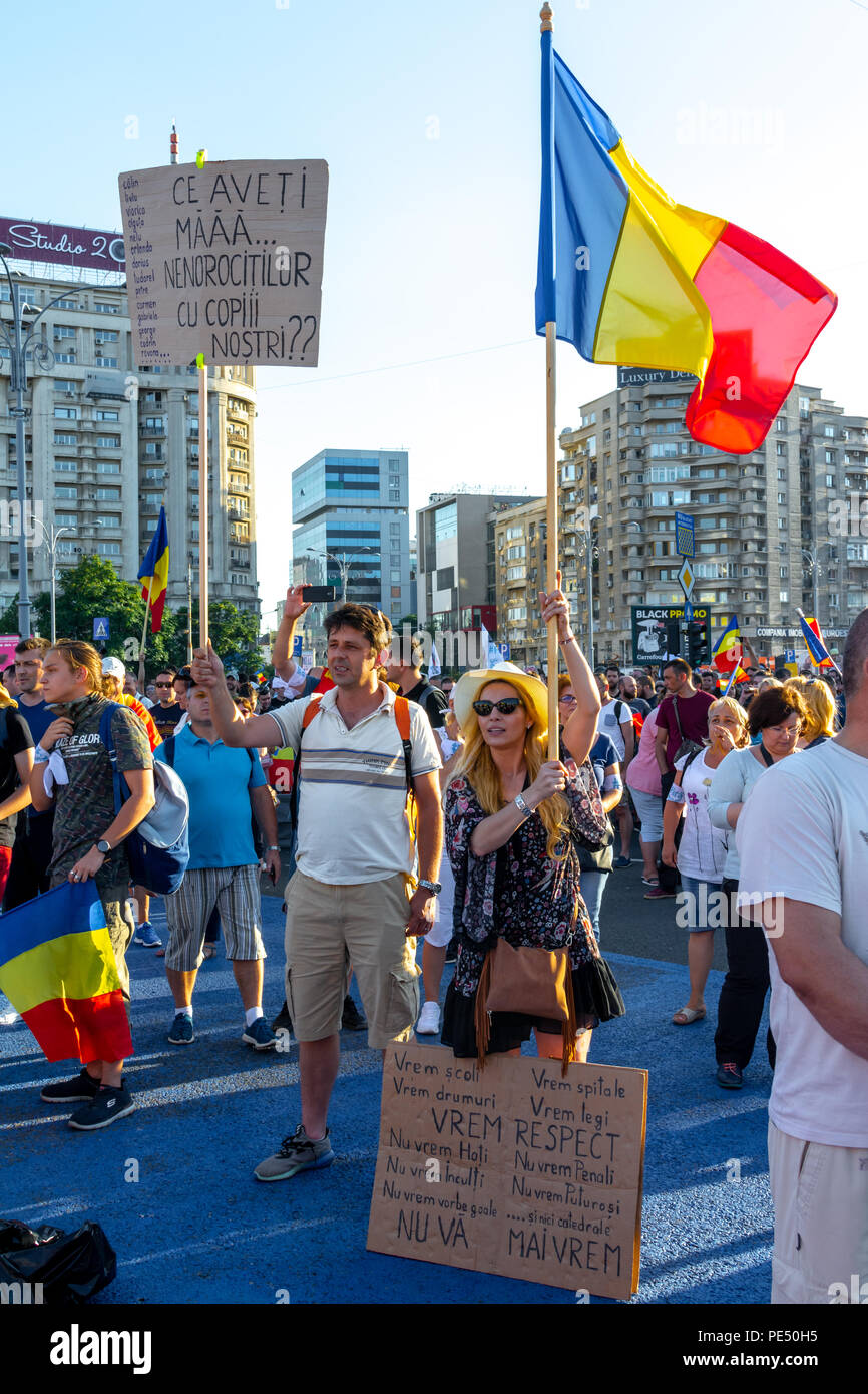 Bucarest, Roumanie - 10 août 2018 : un jeune couple de bannières en montrant la Diaspora protester contre la manière dont la Roumanie est régie par les sociaux-démocrates Banque D'Images