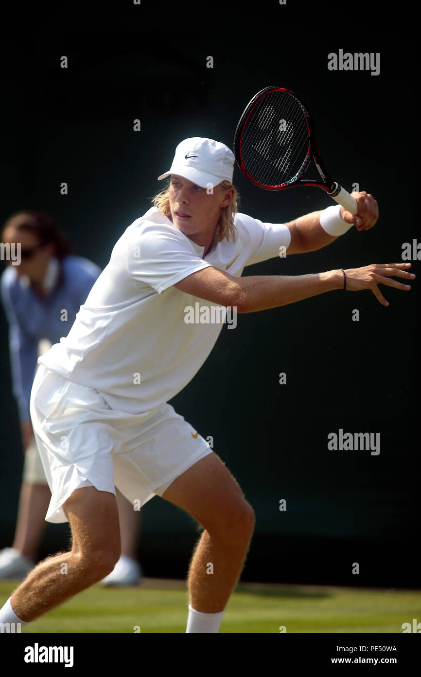 Londres, Angleterre - le 5 juillet 2018. Wimbledon Tennis : Canada's Denis Shapovalov sur l'action contre la France's Benoit paire au cours de deuxième tour à Wimbledon d'action aujourd'hui. Banque D'Images