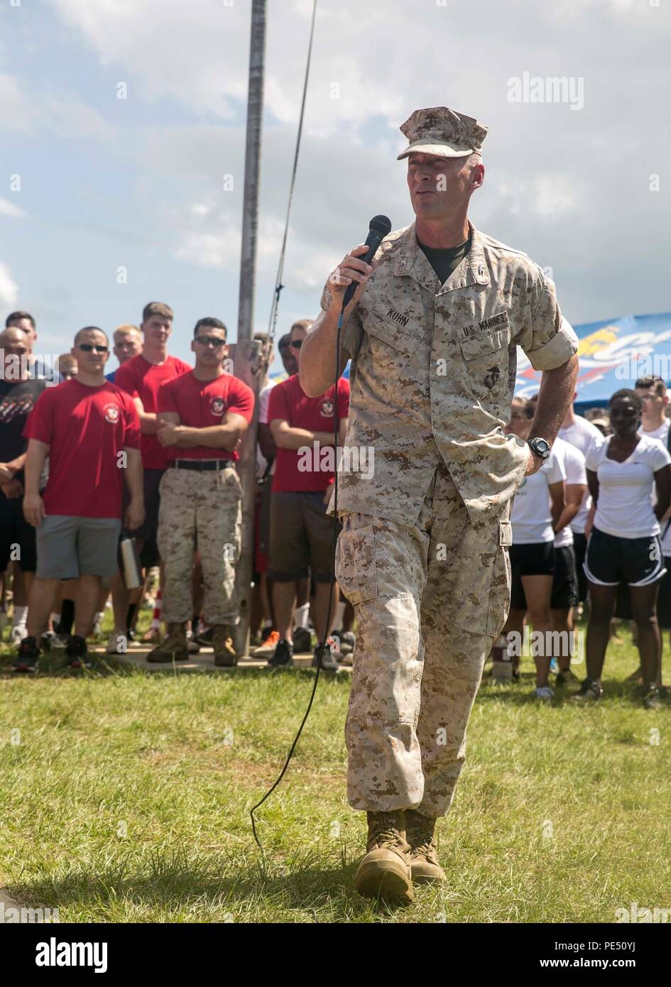 Le colonel Michael L. Kuhn informe des Marines et marins sur le réseau de la santé comportementale au cours du premier Tournoi Warrior sur Camp Hansen, Okinawa, Japon, 25 septembre 2015. Le tournoi a été l'occasion pour les membres de service pour compléter leur entraînement annuel pour la prévention du suicide grâce à l'interaction active avec divers Santé et comportement des spécialistes de la prévention des crises. Les membres du Service ont aussi participé à des compétitions amicales de softball, football et remorqueur de la guerre tout au long de la journée. Kuhn, à partir de Damas, Maryland, est l'assistant du commandant de la 3e Division de marines, Marine III Expedi Banque D'Images