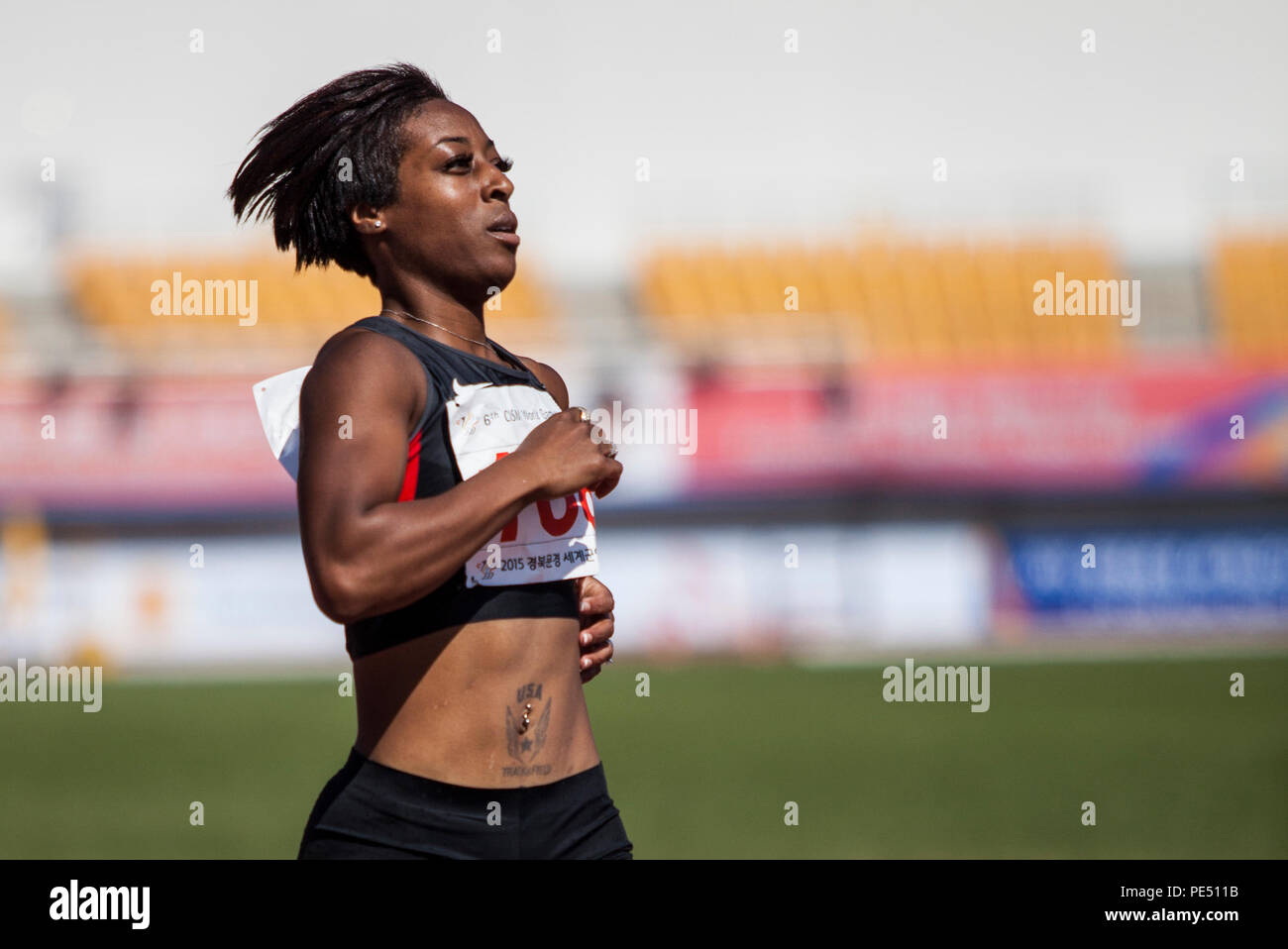 Athlète américain Tisha La mise en concurrence dans le moule du 100 m femmes compétition à la 6e Jeux Mondiaux 2015 DU CISM. Les Jeux mondiaux du CISM est l'occasion pour les athlètes de plus de 100 pays différents de se rencontrer et de profiter de l'amitié par le sport. La sixième édition annuelle des Jeux mondiaux du CISM sont détenues à bord, société, France, 30 Septembre-octobre 11th. (U.S. Marine Corps photo par le Cpl. Jordan E. Gilbert/libérés) Banque D'Images