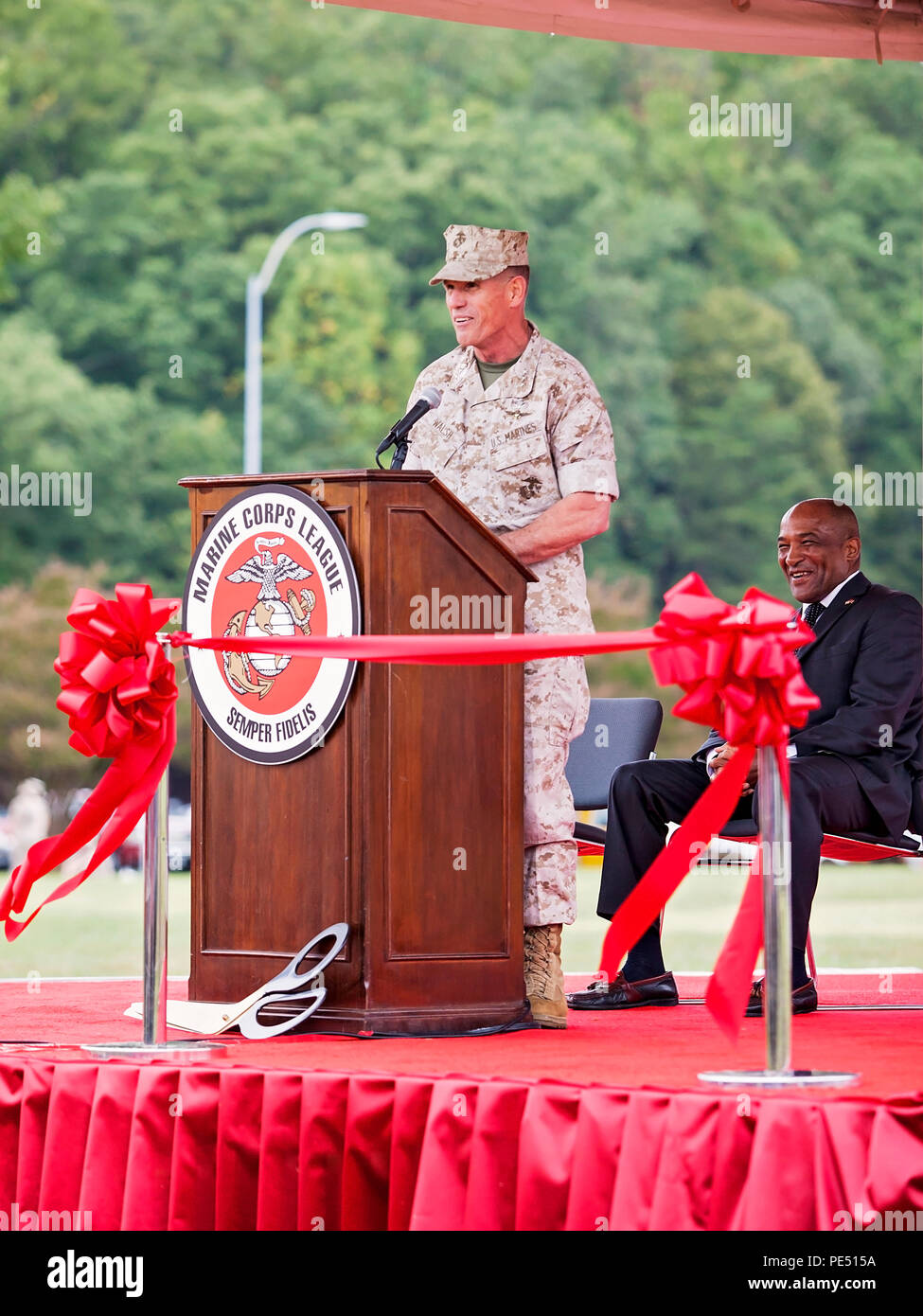 Le général du Corps des Marines américain Robert S. Walsh, commandant, Marine Corps Combat Development Command, prend la parole à la cérémonie d'ouverture de l'exposition militaire maritime moderne de jour sur Lejeune Domaine, Marine Corps Base (MCB) Quantico, en Virginie, du 22 septembre 2015. Le MDMME est un 3-journée expo qui présente les derniers dans la fabrication de la défense, des sciences, de la technologie et la guerre les produits présentés par environ 400 exposants. (U.S. Marine Corps photo de James H. Frank/libérés) Banque D'Images
