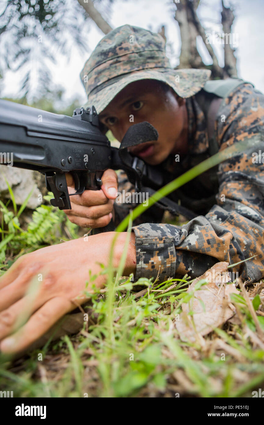 Infante de Primera Marcos Pineda, rifleman, Brigada de Infanteria Marina, grimpe sur un mur pendant un cours de combat urbain menée par les Marines américains avec la coopération de sécurité, Team-Guatemala objet spécial air-sol marin le Commandement Sud de l'Équipe spéciale à Puerto Barrios, Guatemala, 22 Septembre, 2015. SPMAGTF-SC est un déploiement temporaire de marines et marins dans tout le Honduras, El Salvador, Guatemala, Belize et en mettant l'accent sur la création et le maintien de la capacité de partenariat avec chaque pays à travers des valeurs communes, des défis et responsabilités. (U.S. Marine Corps photo par Lance Cpl. Abraham Lopez/R Banque D'Images