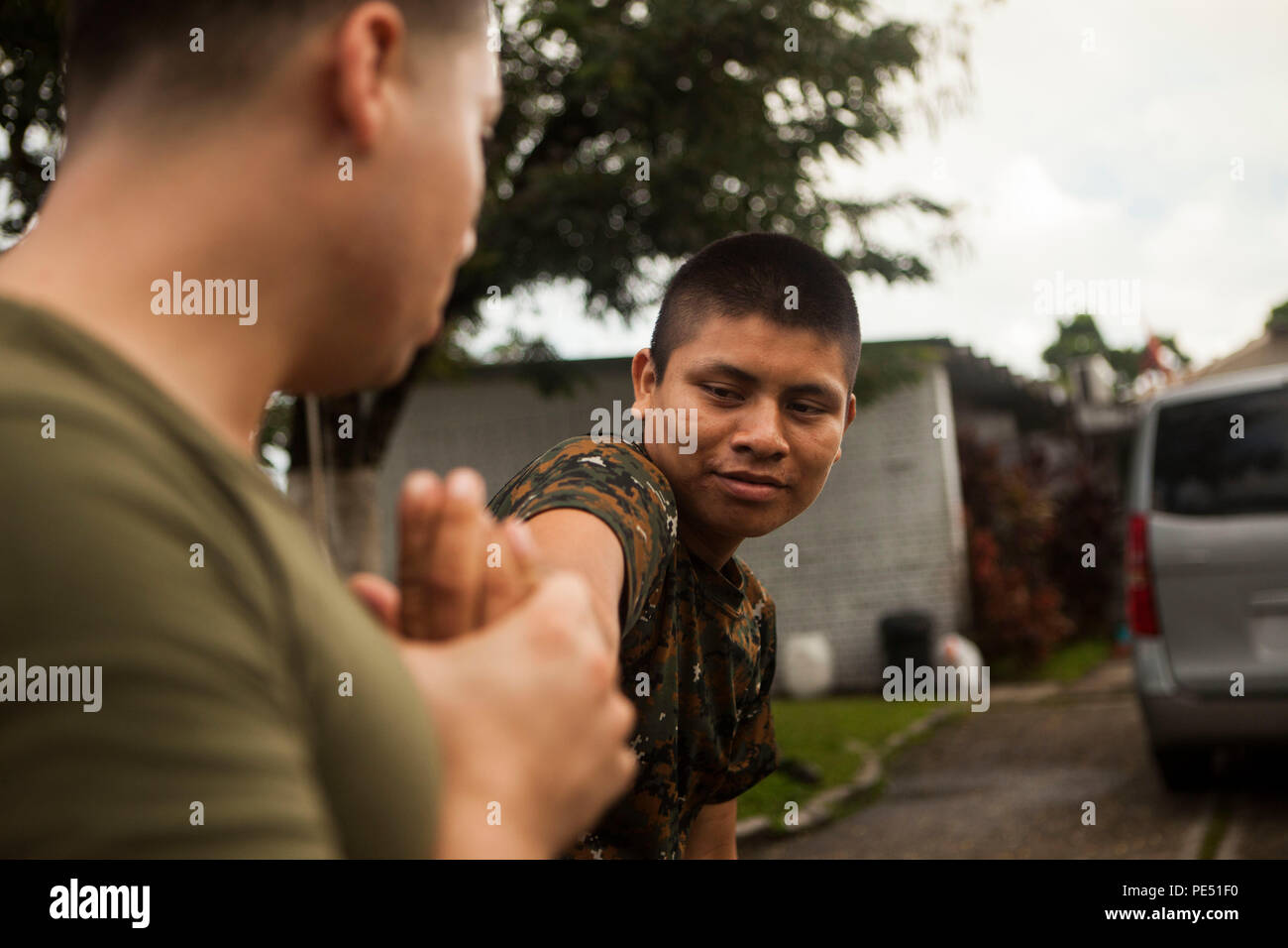 Corps des Marines des États-Unis Le Cpl. Luis Santiago, à gauche, un natif de Mayaguez, Puerto Rico et un instructeur avec la coopération de sécurité, Team-Guatemala Objet Spécial Groupe Force-Southen air-sol marin, enseigne commande Cabo Edgar Cu Guitz une technique clé de poignet pendant un cours combat urbain à Puerto Barrios, Guatemala, 23 septembre 2015. SPMAGTF-SC est un déploiement temporaire de marines et marins dans tout le Honduras, El Salvador, Guatemala, Belize et en mettant l'accent sur la création et le maintien de la capacité de partenariat avec chaque pays à travers des valeurs communes, des défis et responsabilités. (U.S. Marine Corps phot Banque D'Images