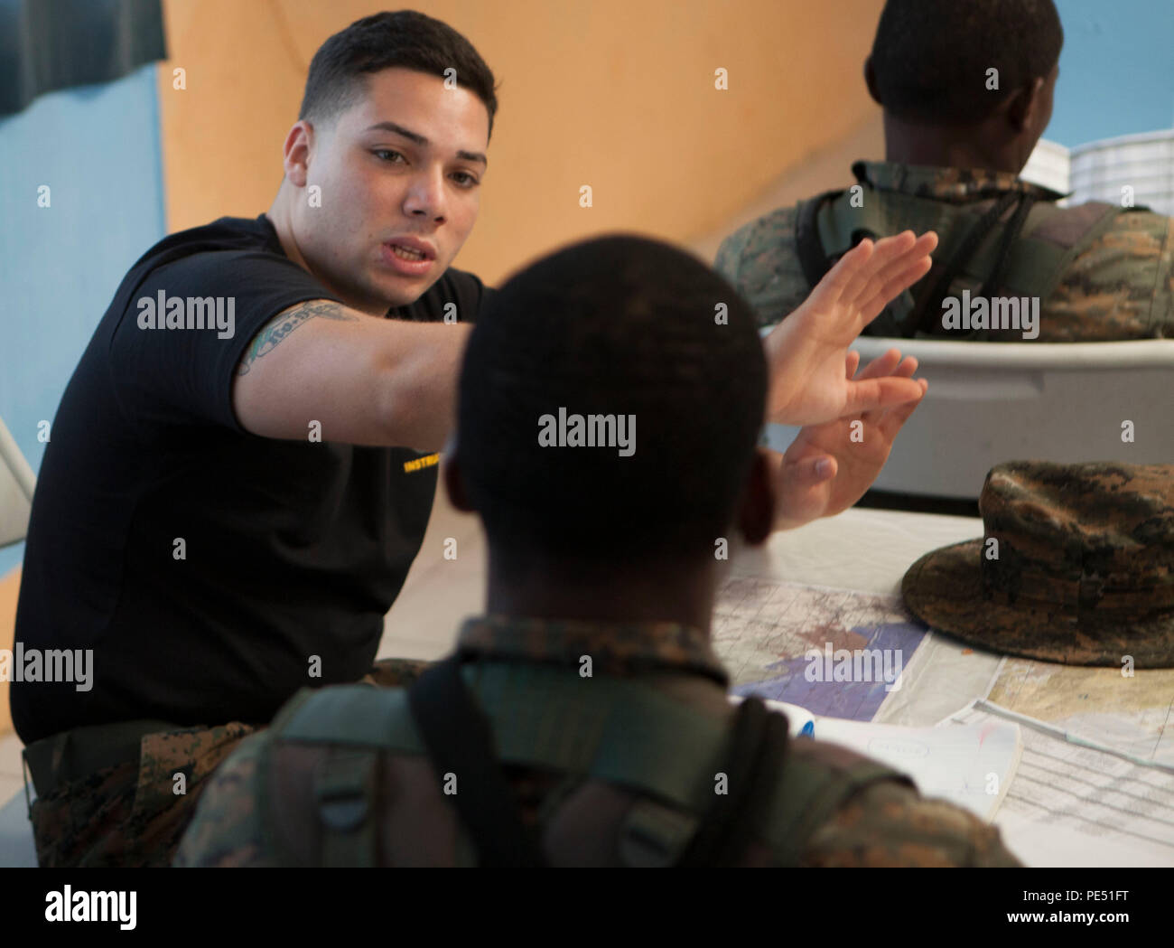 Corps des Marines des États-Unis Le Cpl. Luis Santiago, à gauche, un natif de Mayaguez, Puerto Rico et un instructeur avec la coopération de sécurité, Team-Guatemala Objet Spécial Groupe Force-Southern air-sol marin commande fonctionne avec Sargento Segundo Kleiber Alvarez, rifleman, Brigada de Infanteria Marina pendant un cours de combat urbain à Puerto Barrios, Guatemala, le 24 septembre, 2015. SPMAGTF-SC est un déploiement temporaire de marines et marins dans tout le Honduras, El Salvador, Guatemala, Belize et en mettant l'accent sur la création et le maintien de la capacité de partenariat avec chaque pays à travers des valeurs communes, des défis et responsabilités Banque D'Images