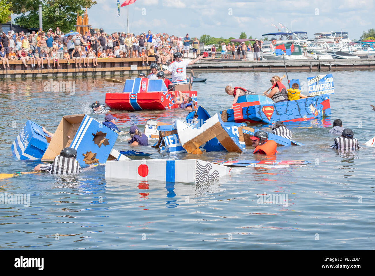 Carnage que des bateaux en carton prendre l'eau et de l'effondrement au cours de l'assemblée annuelle au cours de la course de bateaux en carton Waterfront Festival à Orillia (Ontario) Banque D'Images