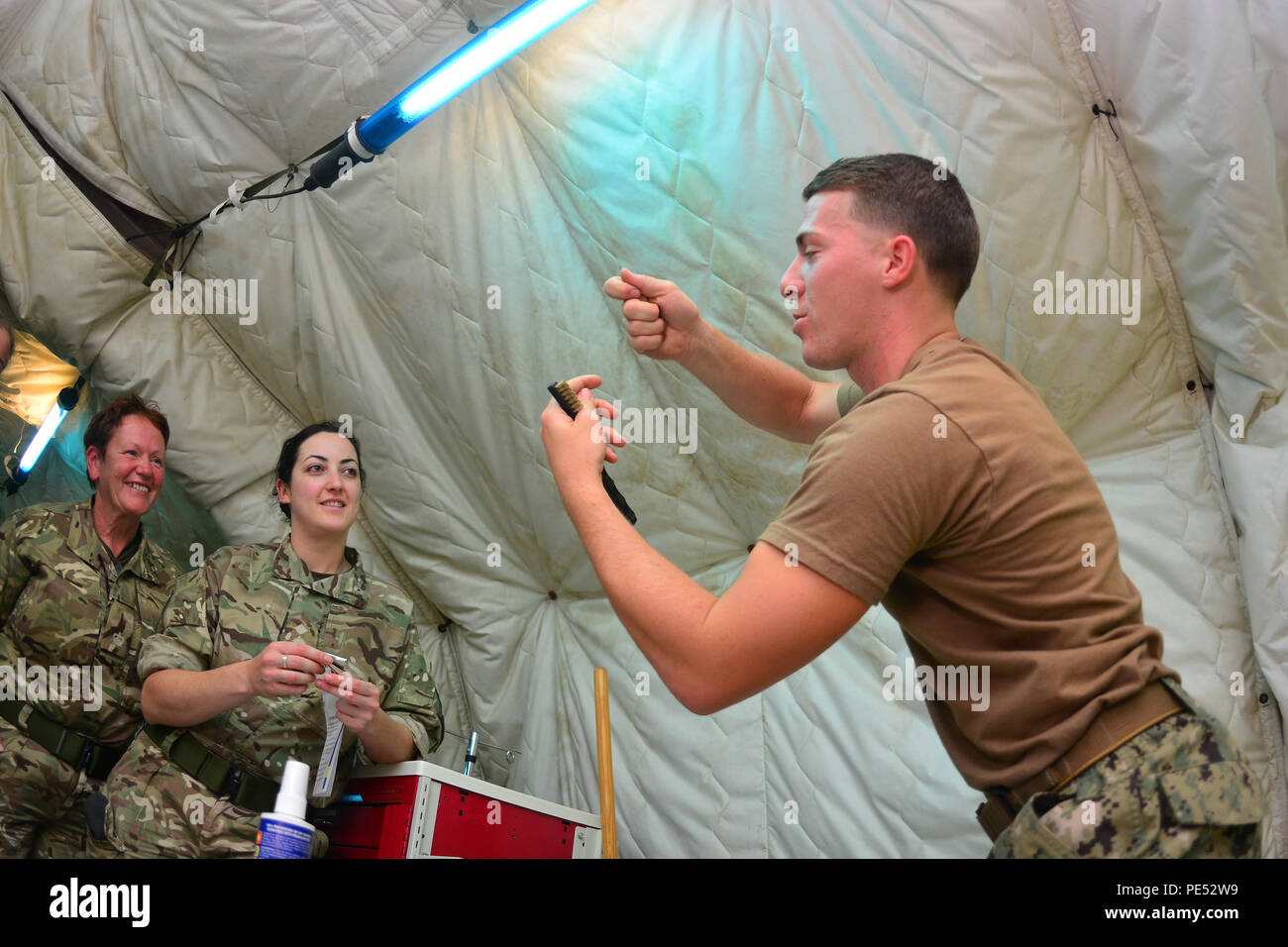 CAMP PENDLETON, en Californie (oct. 9, 2015) La Marine américaine Yeoman 3 Classe Andrew Steinke montre les opérations de maintenance et de réparation à l'intérieur d'un établissement médical expéditionnaire aux soldats de l'armée britannique dans le cadre de l'opération, un Serpent intégré, exercice d'entraînement bilatéral entre l'US Navy et l'armée britannique qui aura lieu au Centre de formation opérationnelle de la médecine de la Marine, le détachement du Corps expéditionnaire de la Marine Institut de formation médicale. (U.S. Photo de la marine par le Lieutenant Eric S. Vorm/libérés) Banque D'Images