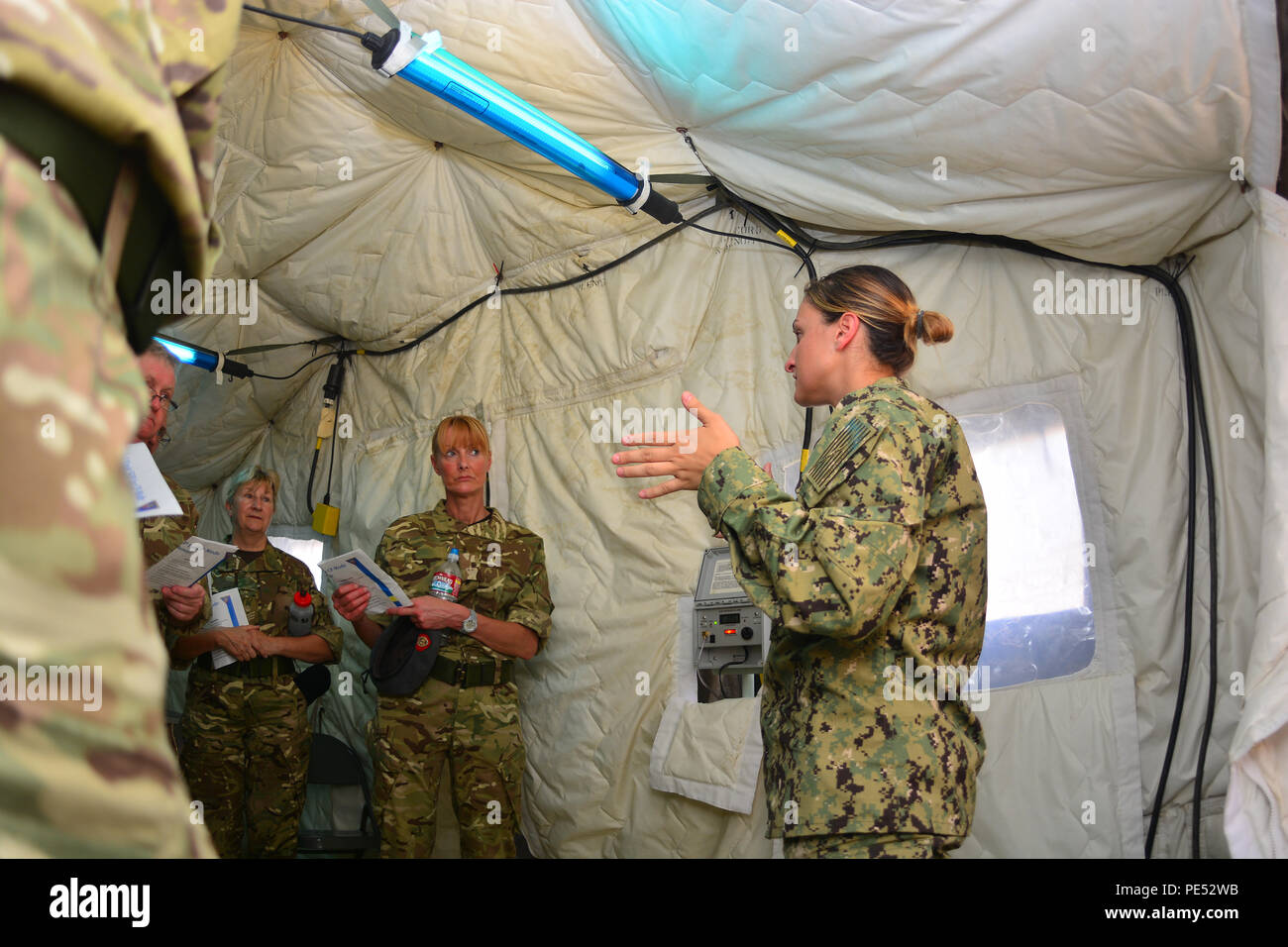 CAMP PENDLETON, en Californie (oct. 9, 2015) l'hôpital de la Marine américaine 3e classe Corpsman Patinoire Alexandra demande à des soldats de l'Armée britannique en réponse un grand nombre de blessés dans un corps expéditionnaire centre médical dans le cadre de l'opération Serpent intégré. Le deuxième exercice du genre, l'exploitation Serpent intégré est conçu pour promouvoir les relations militaires, accroître la conscience culturelle et améliorer la formation et la compréhension de l'autre a les capacités médicales. (U.S. Photo de la marine par le Lieutenant Eric S. Vorm/libérés) Banque D'Images