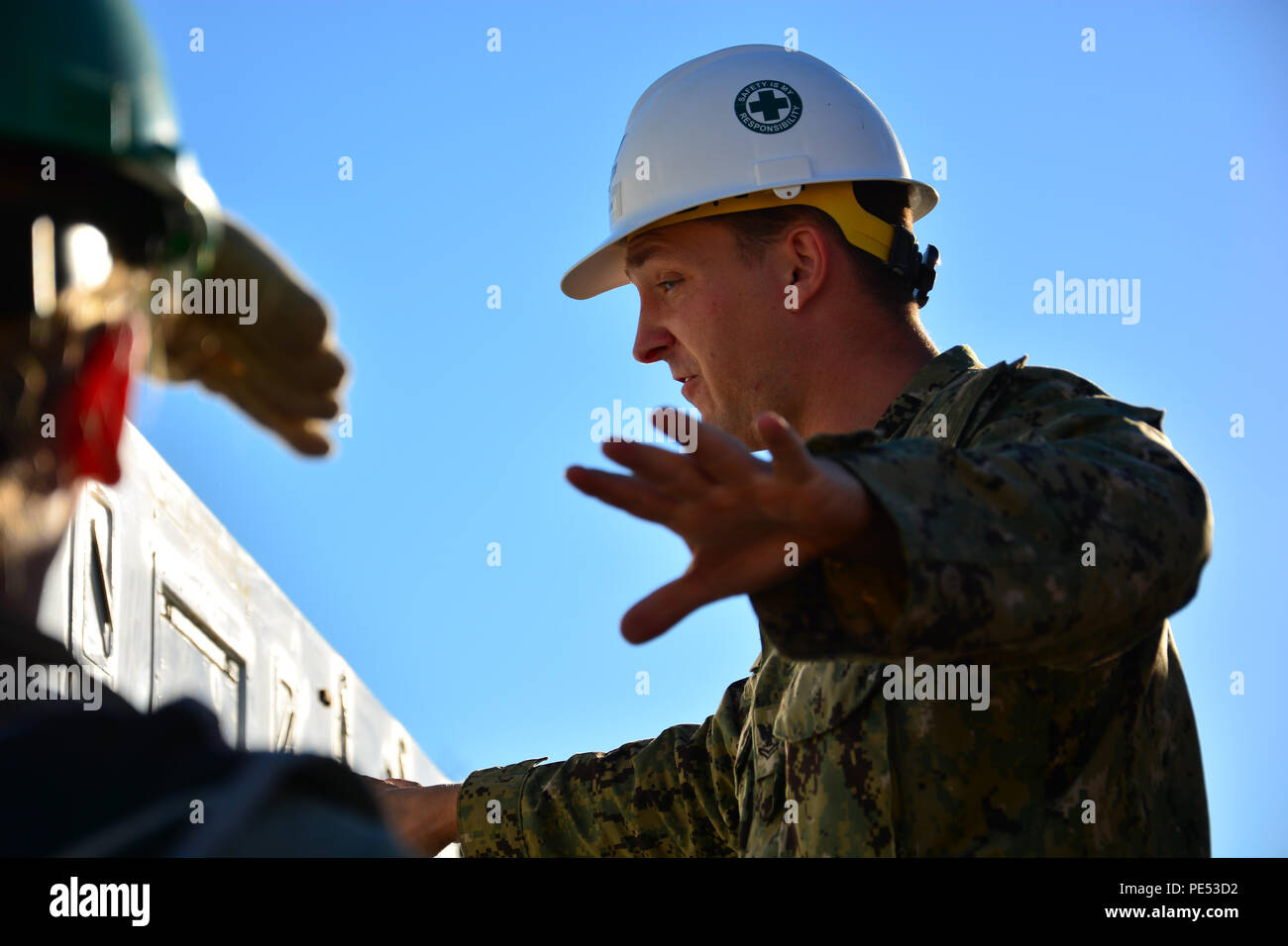 CAMP PENDLETON, en Californie (oct. 10, 2015) La Marine américaine Builder 2e classe Andrew Shaw dirige les soldats de l'armée britannique dans la construction d'une installation médicale expéditionnaire au cours d'un exercice conjoint au corps expéditionnaire de la Marine Institut de formation médicale. Le deuxième exercice du genre, l'exploitation Serpent intégré est conçu pour promouvoir les relations militaires, accroître la conscience culturelle et améliorer la formation et la compréhension de l'autre a les capacités médicales. (U.S. Photo de la marine par le Lieutenant Eric S. Vorm/libérés) Banque D'Images