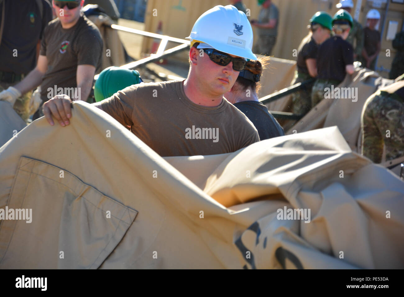 CAMP PENDLETON, en Californie (oct. 10, 2015) La Marine américaine Utilitiesman 2e classe Samuel Kellogg contribue à réduire un corps expéditionnaire centre médical tente au corps expéditionnaire de la Marine Institut de formation médicale au cours d'un exercice de formation conjointe avec l'armée britannique's 204 (Belfast) domaine de l'unité de l'hôpital. Le deuxième exercice du genre, l'exploitation Serpent intégré est conçu pour promouvoir les relations militaires, accroître la conscience culturelle et améliorer la formation et la compréhension de l'autre a les capacités médicales. (U.S. Photo de la marine par le Lieutenant Eric S. Vorm/libérés) Banque D'Images