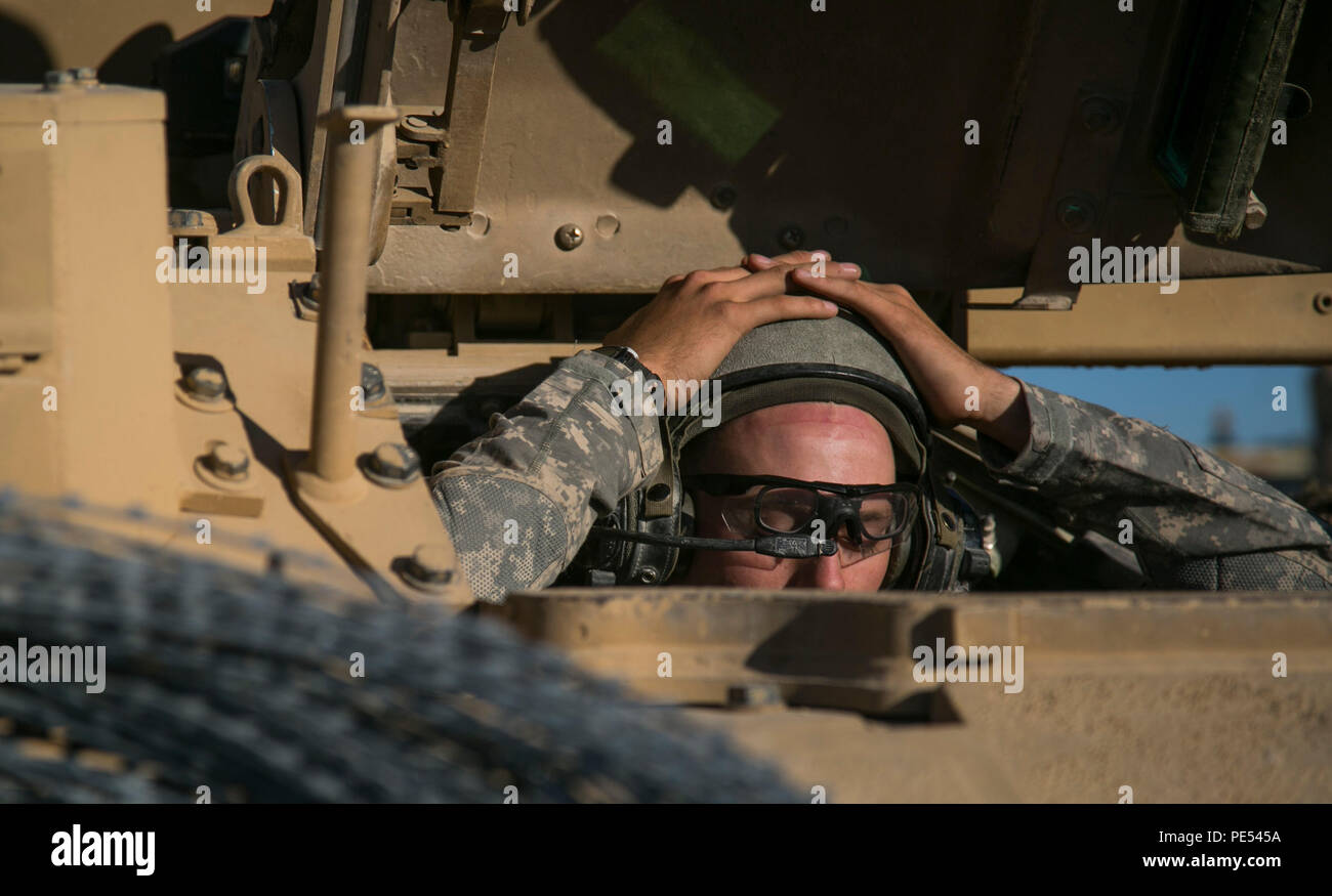 Un soldat américain affecté à la 1ère Brigade Combat Team, 1re Division de cavalerie de Fort Hood, au Texas, prend un repos au cours de l'action décisive 16-01 Rotation au Centre National d'entraînement, Fort Irwin, en Californie, le 9 octobre 2015. Les deux semaines de formation interactive crée un live, virtuelle et un milieu constructif pour la taille de la Brigade d'exercer leurs éléments à base de pièce de préparation aux missions. (U.S. Photo de l'armée par le Sgt. Richard W. Jones Jr.) Banque D'Images