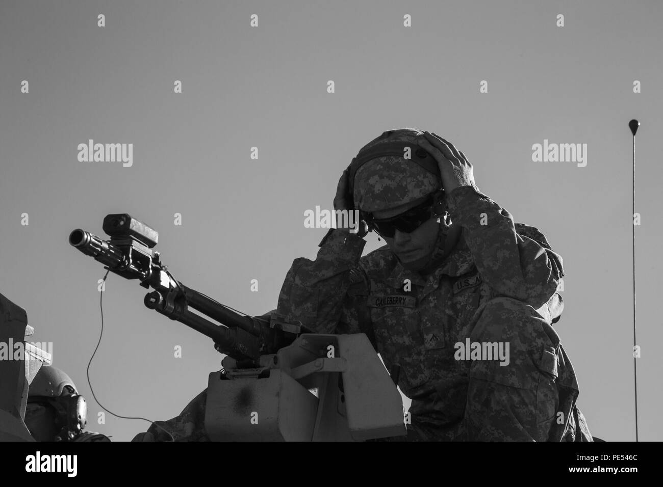 Des soldats américains affectés à la 1ère Brigade Combat Team, 1re Division de cavalerie de Fort Hood, au Texas, prend un repos au cours de l'action décisive 16-01 Rotation au Centre National d'entraînement, Fort Irwin, en Californie le 9 octobre 2015. Les deux semaines de formation interactive crée un live, virtuelle et un milieu constructif pour la taille de la Brigade d'exercer leurs éléments à base de pièce de préparation aux missions. (U.S. Photo de l'armée par le Sgt. Richard W. Jones Jr.) Banque D'Images