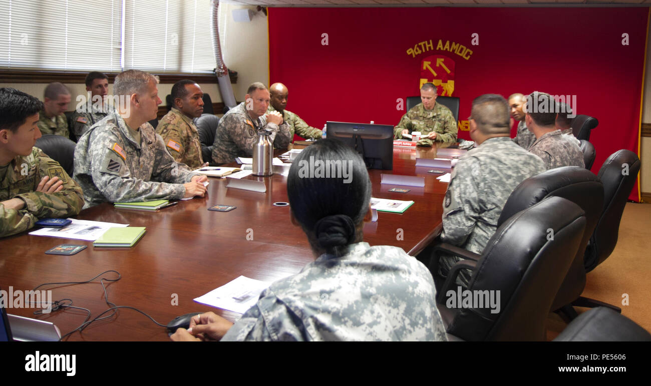 L'assistant spécial du directeur du personnel de l'armée, bureau du chef d'état-major de l'armée américaine, le général Robert P. Ashley Jr. reçoit une commande courte de la soldats du renseignement avec la 94e armée et de la défense antimissile et la commande 5e Détachement de Coordination de bataille, 8 octobre 2015, at Joint Base Harbor-Hickam Pearl, Washington. Banque D'Images