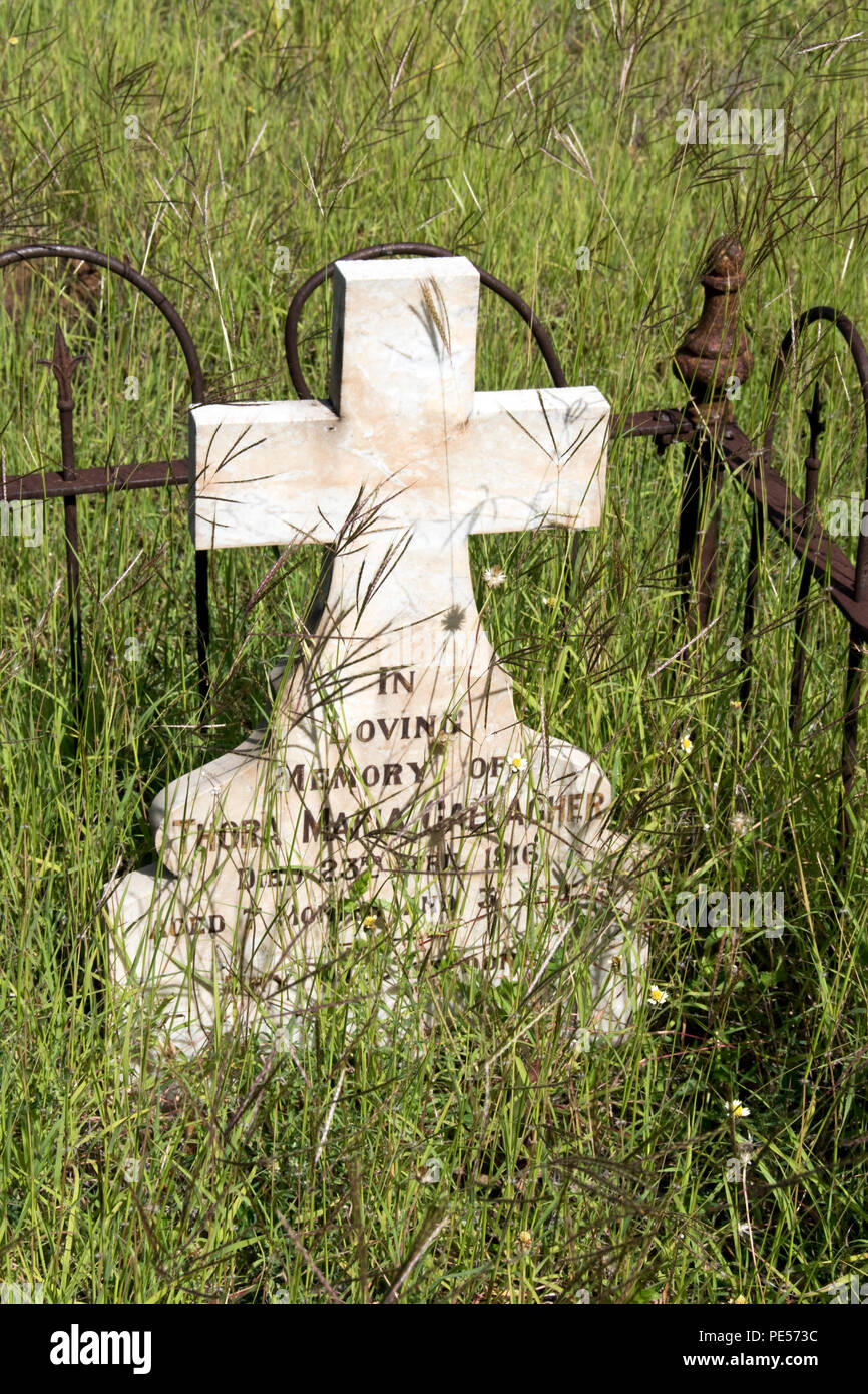La Tombe D Un Bebe Qui Est Mort En 1916 Dans Le Cimetiere Mount Surprise Une Ville De L Outback A L Extreme Nord Du Queensland En Australie Photo Stock Alamy La Tombe D Un Bebe Qui Est Mort En 1916 Dans Le Cimetiere Mount Surprise Une Ville De L Outback A L Extreme Nord Du Queensland En Australie Photo Stock Alamy