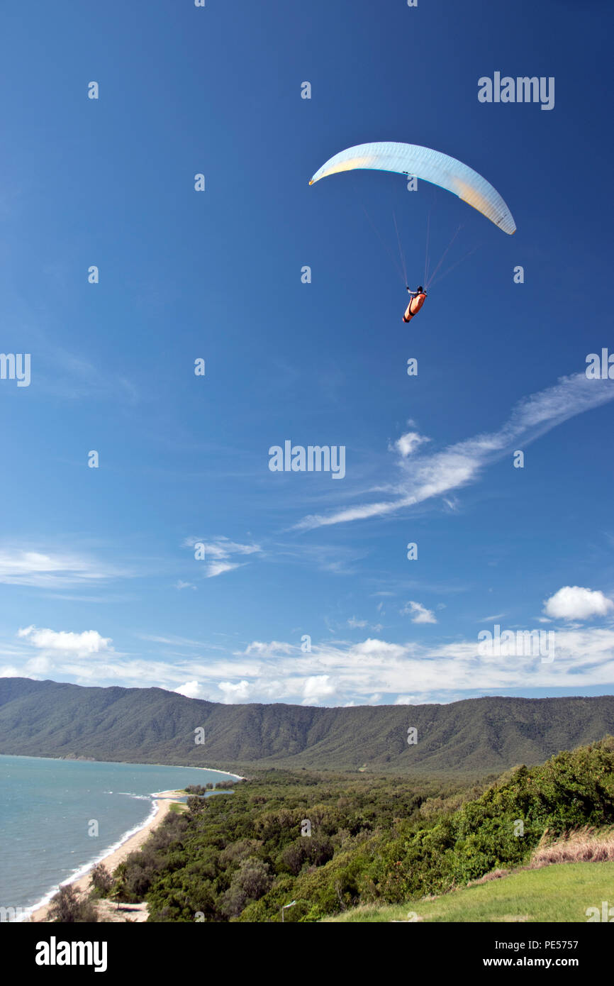 Parapentes planent à partir de l'océan/falaises de Rex Lookout, entre Cairns et Port Douglas, Queensland, Australie. Banque D'Images