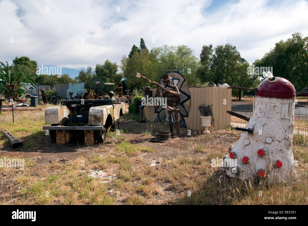 Sculptures faites de la ferraille recyclée en dehors de Wally's junk art gallery, à Rankins Springs, une ville dans la région de la Riverina de Nouvelle-Galles du Sud. Banque D'Images