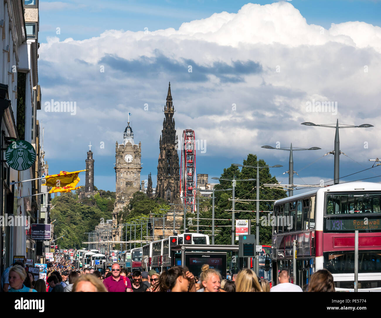 Occupé à Princes Street les bus Lothian, personnes, fils de tramway, Scott Monument, Monument Nelson, l'Hôtel Balmoral, M&ds grande roue de Ferris, Édimbourg, Écosse, Royaume-Uni Banque D'Images