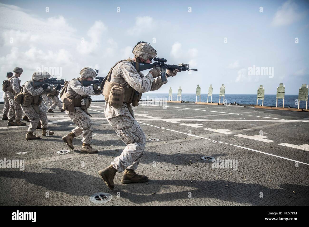 Océan Indien (sept. 22, 2015) Les Marines américains avec la compagnie Kilo, bataillon de l'équipe d'atterrissage 3e Bataillon, 1e Régiment de Marines, 15e Marine Expeditionary Unit, aiguiser leurs compétences en maniement des armes au cours d'un cours de qualification de tir à bord du USS Rushmore landing ship dock (LSD 47). Le cours s'est concentré sur l'adresse au tir de base de retenue adresse au tir qui les prépare pour les opérations éventuelles lors de son déploiement avec la 15e MEU. La 15e MEU, embarquée à bord des navires du groupe amphibie d'Essex, est déployé pour maintenir la sécurité régionale dans la 5e flotte américaine zone d'opérations. (U. Banque D'Images