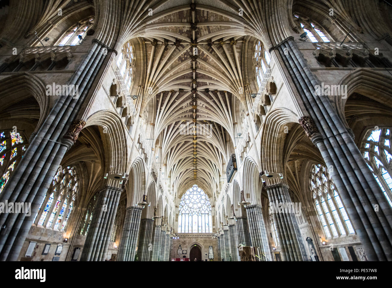 Les voûtes de la cathédrale d'Exeter à l'ouest vers le vitrail au-dessus de l'entrée principale Banque D'Images