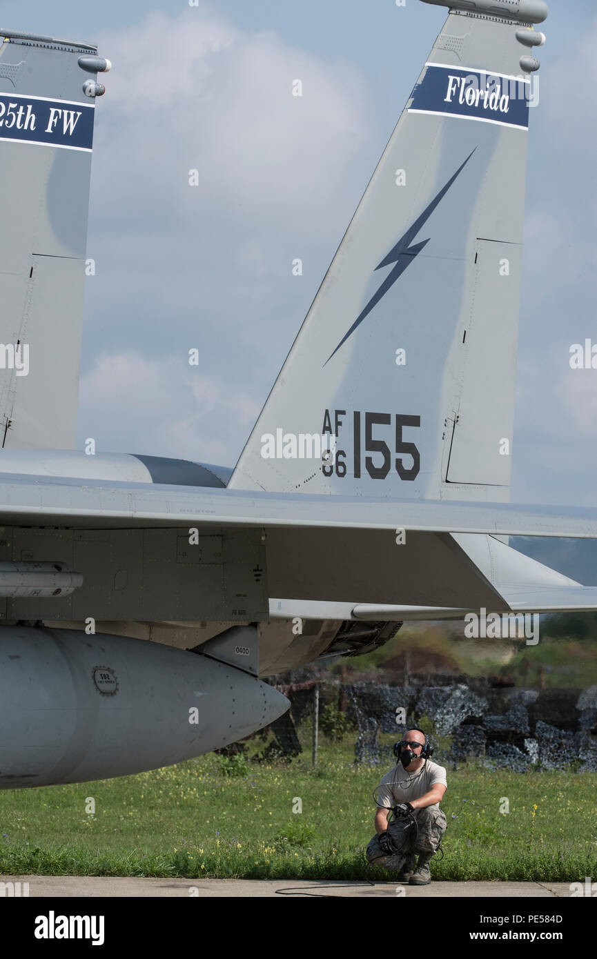 Un chef d'équipe du 123e Escadron de chasse de l'expéditionnaire, 142e Escadre de chasse, de l'Oregon Air National Guard, effectue des vérifications avant vol sur un F-15C Eagle fighter avion pendant un déploiement de package de sécurité dans le théâtre, le 25 septembre 2015, à Campia Turzii, Roumanie. L'US Air Force avant de présence en Europe permet à la coopération entre l'OTAN et de pays partenaires à développer et améliorer les forces aériennes prêtes capables de maintenir la sécurité régionale. (U.S. Photo de l'Armée de l'air par le sergent. Christopher Ruano/libérés) Banque D'Images