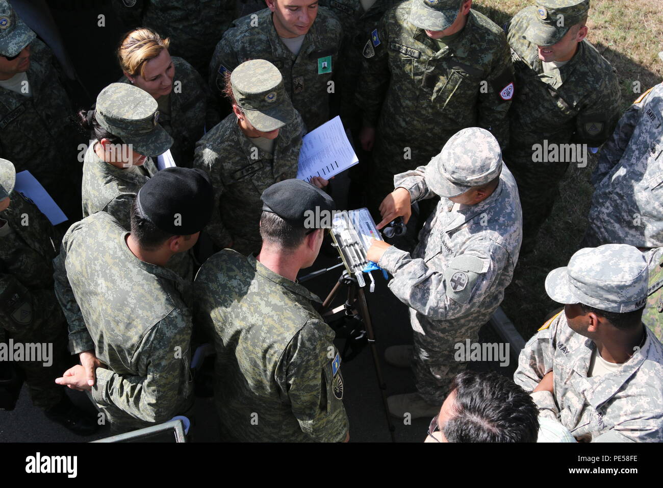 Le sergent de l'armée américaine. Jerobel Billena un officier du rang de médecine préventive avec 345E de l'Hôpital de soutien au combat de Jacksonville, en Floride, montre à un groupe de membres de la Force de sécurité du Kosovo comment vérifier la température de l'eau dans un buffle sur le terrain lors d'un assainissement de la classe de l'équipe de Force de sécurité du Kosovo le personnel médical 18 septembre 2015, à Pristina, Kosovo. L'événement de formation, coordonné par la Force au Kosovo et de l'Équipe consultative de liaison de l'OTAN, couverts de l'élimination des déchets, assainissement, alimentation générale et de l'eau, des inspections et de traitement à chaud par temps froid et de blessures. (U.S. Photo de l'armée par Ardian Nrecaj, M Banque D'Images