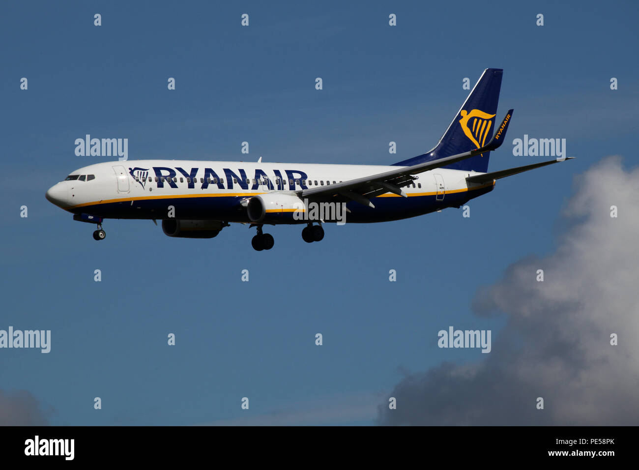 Ryanair Boeing 737 avion EI-PIB rend son approche finale sur l'aéroport d'Édimbourg Banque D'Images