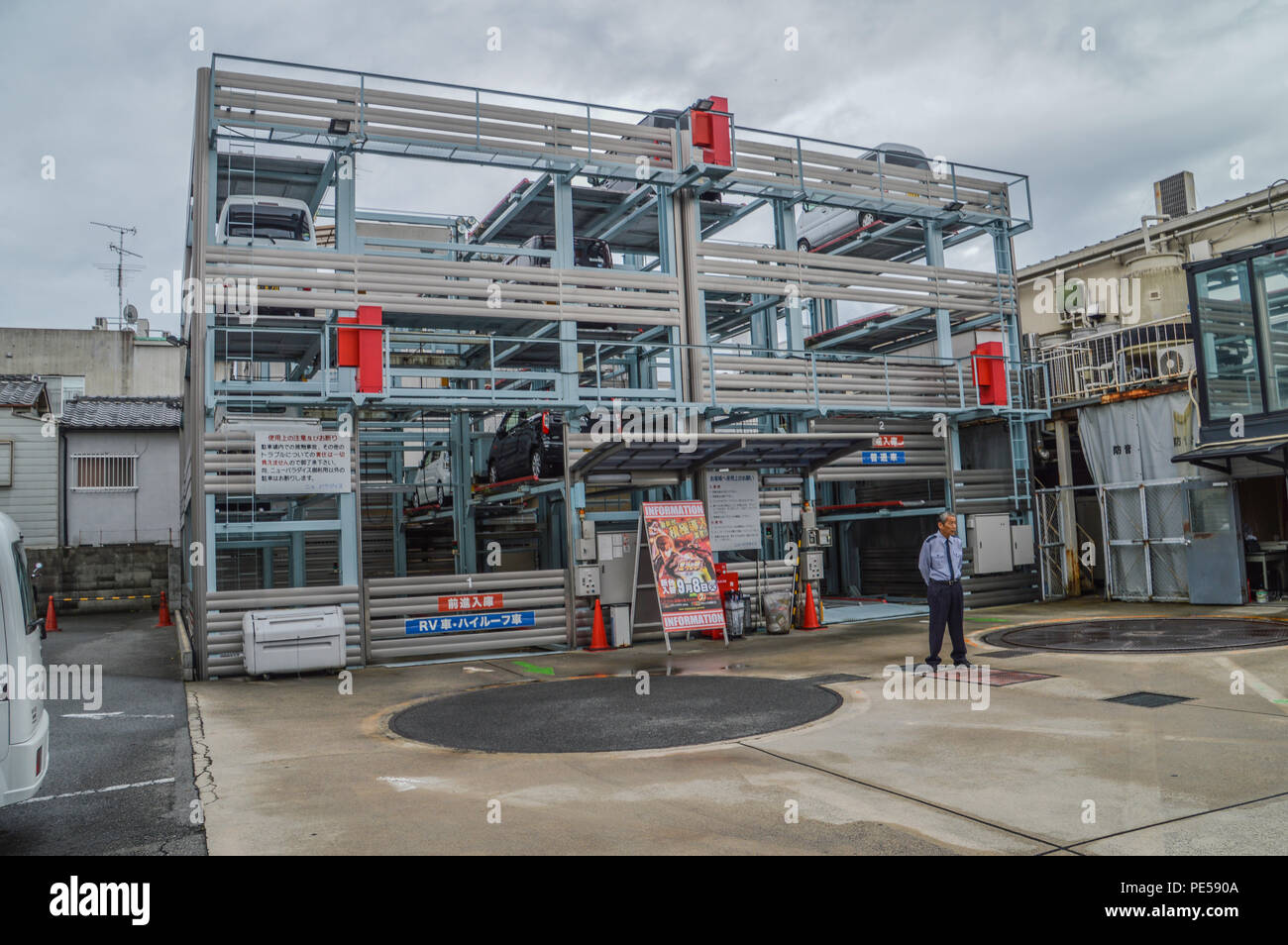 Petit bâtiment Parking japonais à Kyoto Japon 2015 Banque D'Images