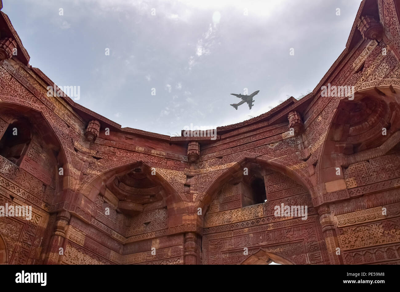 Un avion volant au-dessus de l'air vu le dôme du tombeau dans illtumish complexe Qûtb minâr à Delhi en Inde. Qûtb Minâr Comité permanent 73 mètres de haut à Delhi, est le plus haut minaret de briques et site du patrimoine de l'UNESCO. Il représente l'Indo -style architectural islamique, construit par Qutb-ud-Din Aibak comme une victoire Tower en 1192 A.D. Banque D'Images