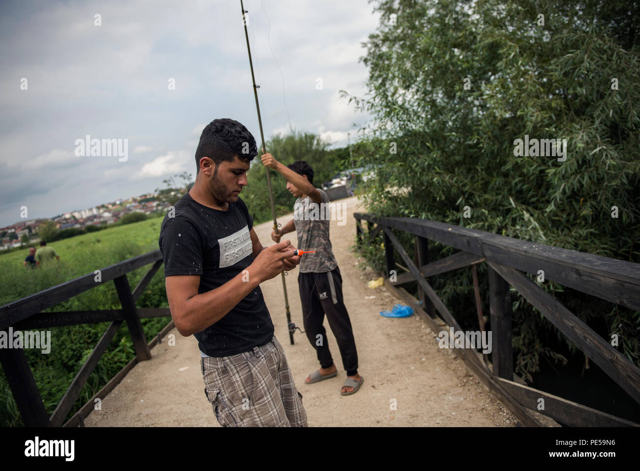Les réfugiés vu pêcher dans la rivière à côté du camp. Les réfugiés qui tentent de s'infiltrer dans l'UE via la Bosnie vivent ici à Velika Kladusa dans de terribles et des conditions inhumaines dans une ville de tentes après la fermeture de l'ancienne route des Balkans, tentes improvisées sont surtout le seul toit pour homme, femme et enfants. Les gens essaient de traverser la frontière à travers le soi-disant 'jungle', mais après avoir entré la Croatie ils sont battus par la police, les téléphones sont écrasés et souvent l'argent est également supprimé. Après que les réfugiés sont repoussés à la Bosnie. Banque D'Images