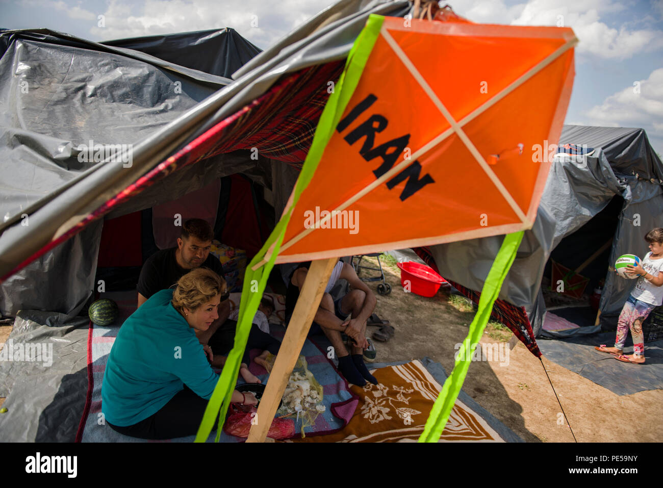 Une famille iranienne vu préparer le dîner à l'extérieur de leur tente dans le camp de réfugiés. Les réfugiés qui tentent de s'infiltrer dans l'UE via la Bosnie vivent ici à Velika Kladusa dans de terribles et des conditions inhumaines dans une ville de tentes après la fermeture de l'ancienne route des Balkans, tentes improvisées sont surtout le seul toit pour homme, femme et enfants. Les gens essaient de traverser la frontière à travers le soi-disant 'jungle', mais après avoir entré la Croatie ils sont battus par la police, les téléphones sont écrasés et souvent l'argent est également supprimé. Après que les réfugiés sont repoussés à la Bosnie. Banque D'Images