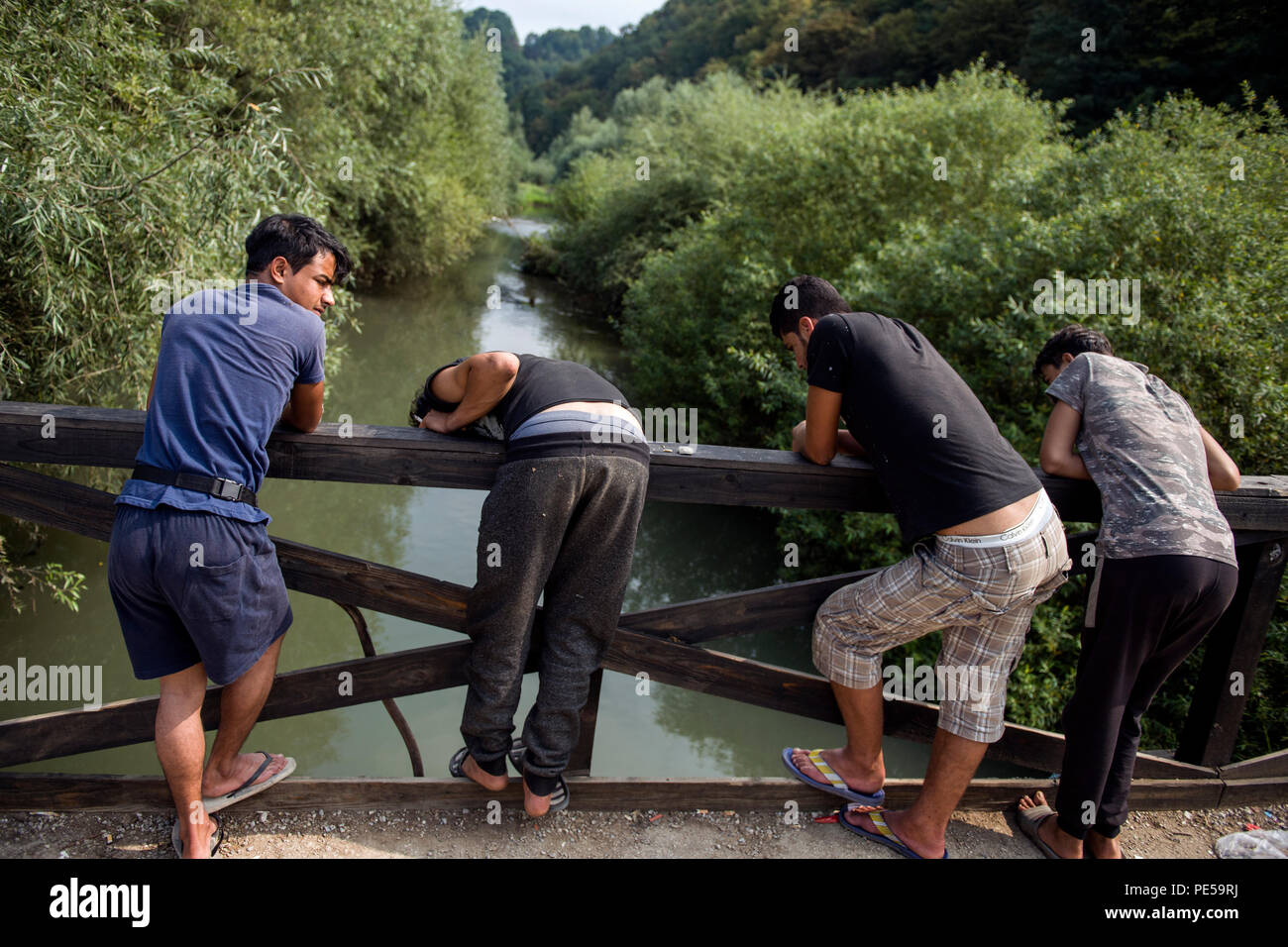 Les réfugiés vu pêcher dans la rivière à côté du camp. Les réfugiés qui tentent de s'infiltrer dans l'UE via la Bosnie vivent ici à Velika Kladusa dans de terribles et des conditions inhumaines dans une ville de tentes après la fermeture de l'ancienne route des Balkans, tentes improvisées sont surtout le seul toit pour homme, femme et enfants. Les gens essaient de traverser la frontière à travers le soi-disant 'jungle', mais après avoir entré la Croatie ils sont battus par la police, les téléphones sont écrasés et souvent l'argent est également supprimé. Après que les réfugiés sont repoussés à la Bosnie. Banque D'Images