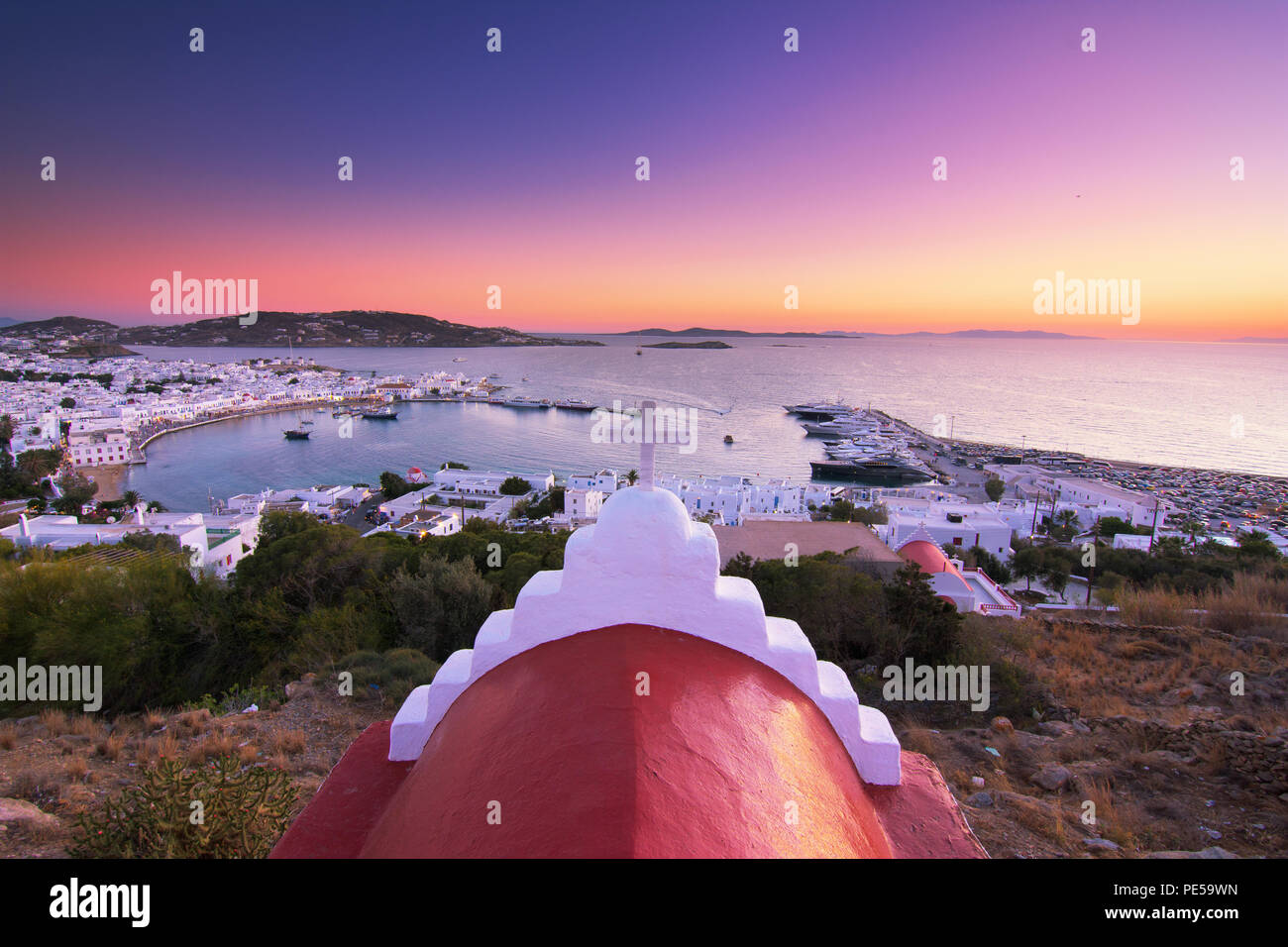 Le port de Mykonos avec des bateaux et des moulins à vent, îles Cyclades, Grèce Banque D'Images