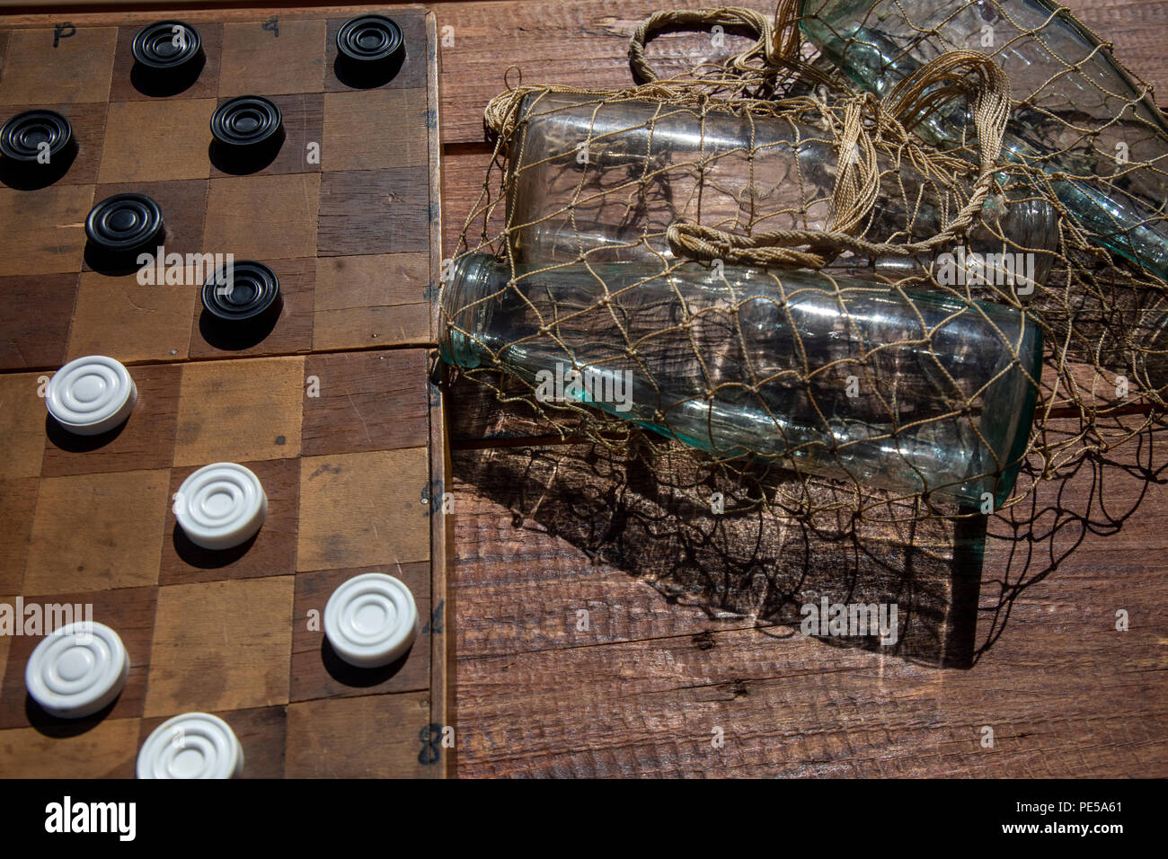 Vue d'un jeu de dames et de bouteilles dans un sac de chaîne (en URSS appelé Avoska) de l'Union Soviétique Banque D'Images