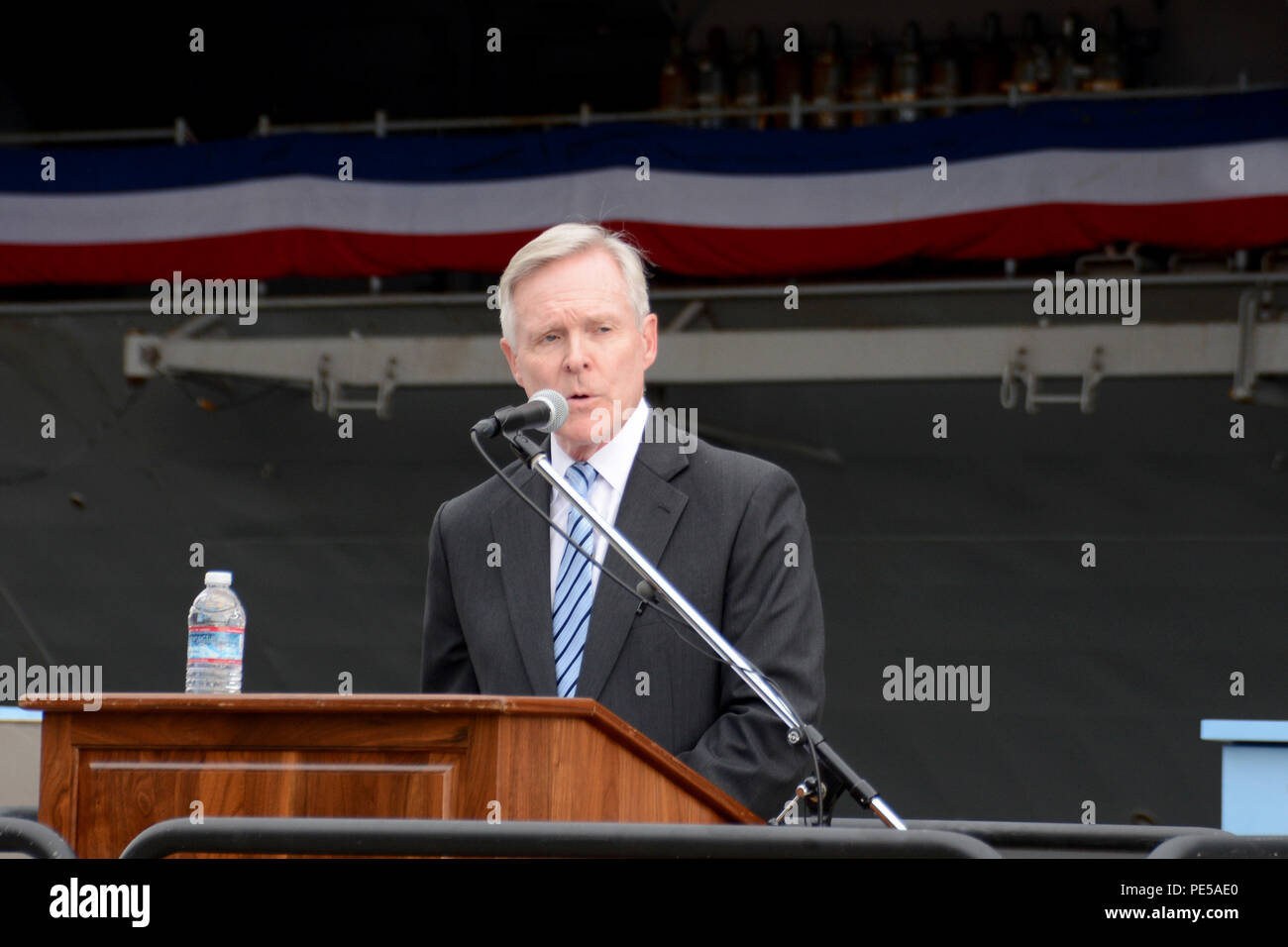 151001-N-XN177-173 Yokosuka, Japon (oct. 1, 2015) Secrétaire de la Marine (SECNAV) Ray Mabus aborde les médias locaux après l'arrivée de l'USS Ronald Reagan (CVN 76) pier-à côté du parc automobile de commandant Yokosuka (CFAY), au Japon le 1er octobre. Ronald Reagan remplace l'USS George Washington (CVN 73) comme le seul porte-avions déployés sur l'avenir. (U.S. Photo par marine Spécialiste de la communication de masse 2e classe Peter Burghart/libérés) Banque D'Images