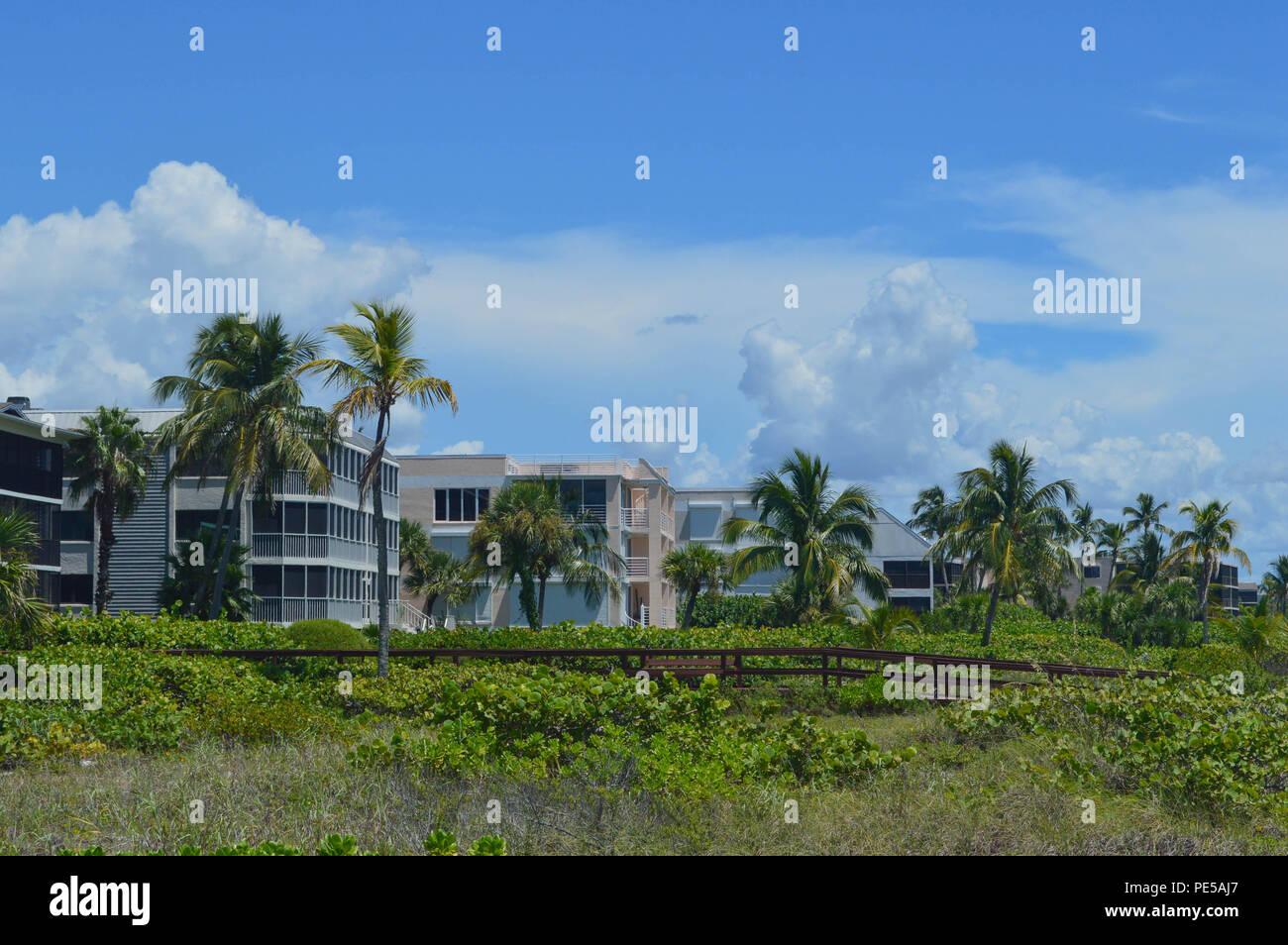 Vue de front de condos sur l'île de Sanibel, en Floride Banque D'Images