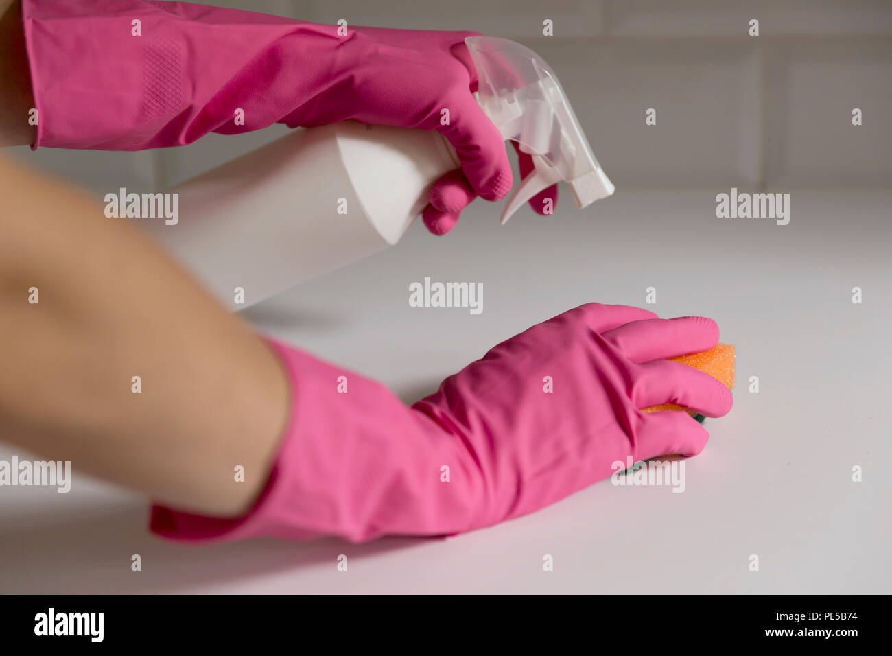 Femme de femme. L'équipement ménager, le ressort-nettoyage, nettoyage, nettoyage service concept. Banque D'Images