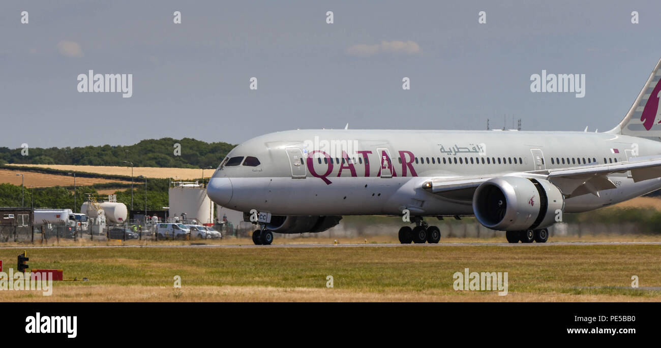 Qatar Airways Boeing 787 Dreamliner, à l'atterrissage à l'aéroport de Cardiff au Pays de Galles. Volet de l'inverseur de poussée est ouvert à l'aide du freinage Banque D'Images