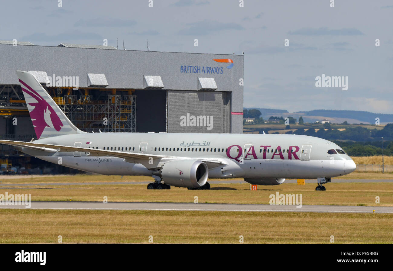 Qatar Airways Boeing 787 Dreamliner le roulage à l'aérogare à l'atterrissage à l'aéroport de Cardiff au Pays de Galles. Banque D'Images