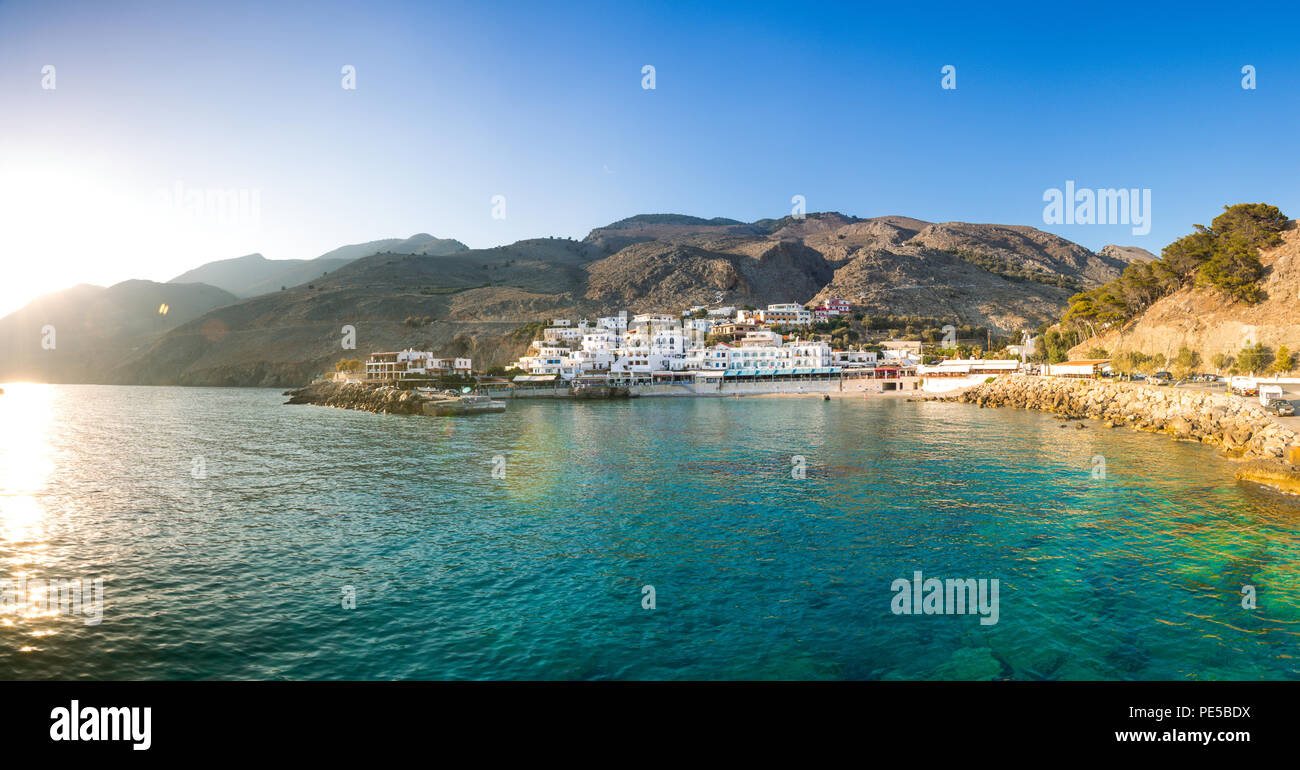 Le petit village traditionnel de Chora Sfakion, Sfakia, Chania, Crète, Grèce. Banque D'Images