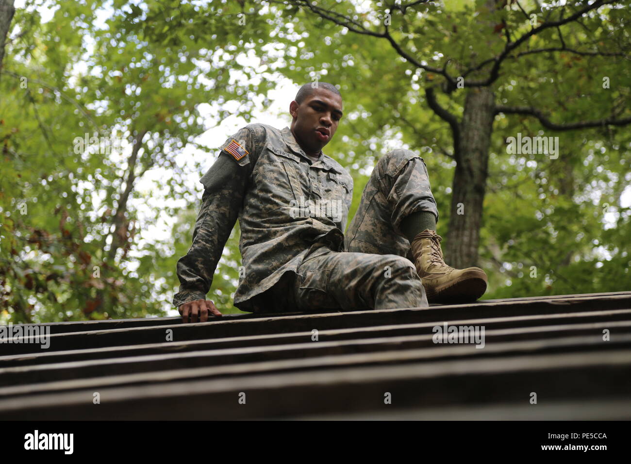 Le sergent de l'armée américaine. Raymond J. Nicholas, affecté à la 110e Brigade d'aviation, U.S. Army Training and Doctrine Command, navigue sur une course d'obstacles dans le cadre de l'armée américaine de la concurrence meilleur guerrier à Fort A.P. Hill, en Virginie, le 5 octobre 2015. Le concours est une épreuve épuisante, semaine qui permet de tester les compétences, les connaissances et le professionnalisme des guerriers 26 représentant 13 commandes. (U.S. Photo de l'armée par la CPS. Hayley Gardner/libérés) # BestWarrior Banque D'Images