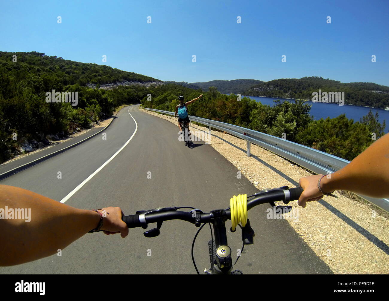 Woman riding a bike sur Mljet, Croatie. Près de la mer et les montagnes en été. Femme rider vélo MTB sur route goudronnée. Banque D'Images
