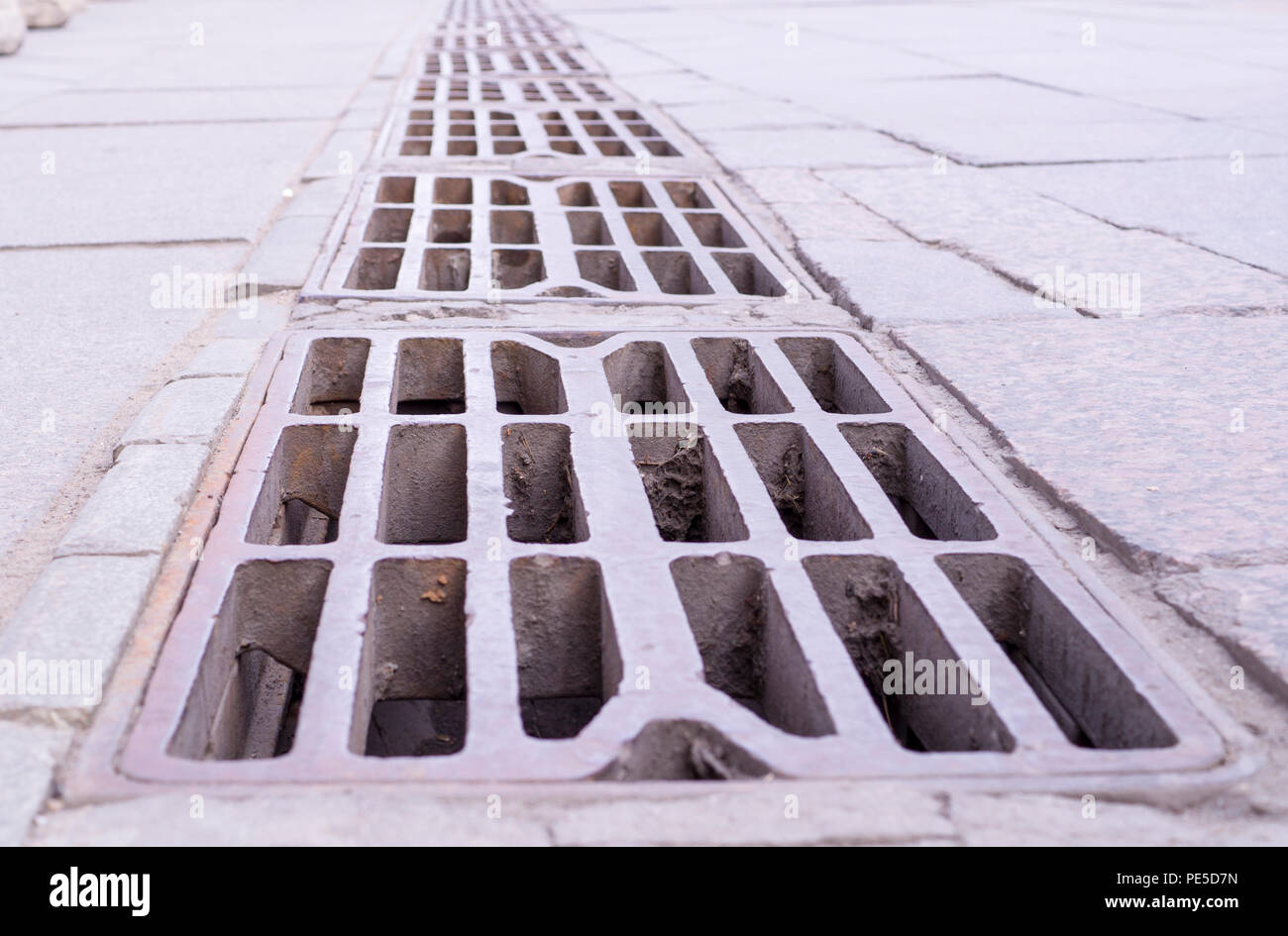 Le drainage à rayures vieille cage avec gouttière industrielle.  perspective, arrière-plan Photo Stock - Alamy