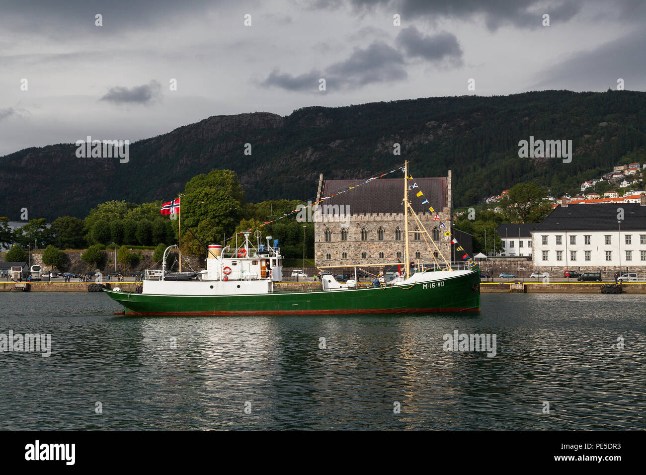 Bateau de pêche vétéran Hindholmen (1916) qui arrivent dans le port de Bergen, Norvège. 2018 Fjordsteam Banque D'Images