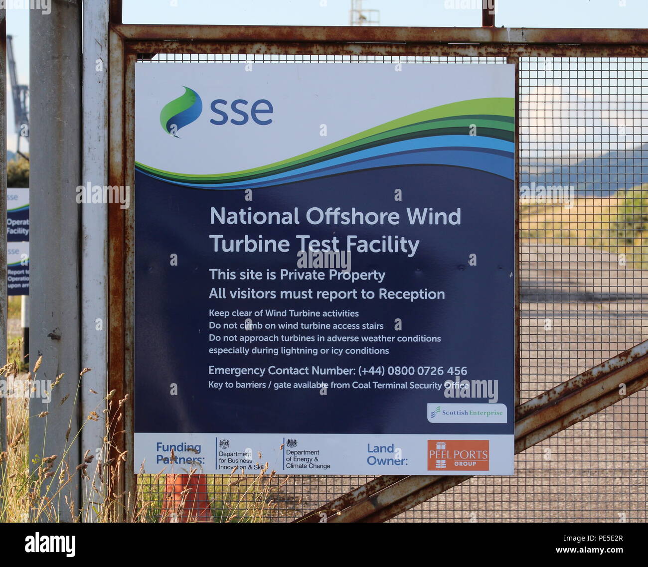 Un signe descriptif à l'entrée de l'installation d'essai d'éoliennes offshore, situé à Hunterston sur la côte d'Ayrshire. Banque D'Images Un signe descriptif à l'entrée de l'installation d'essai d'éoliennes offshore, situé à Hunterston sur la côte d'Ayrshire. Banque D'Images