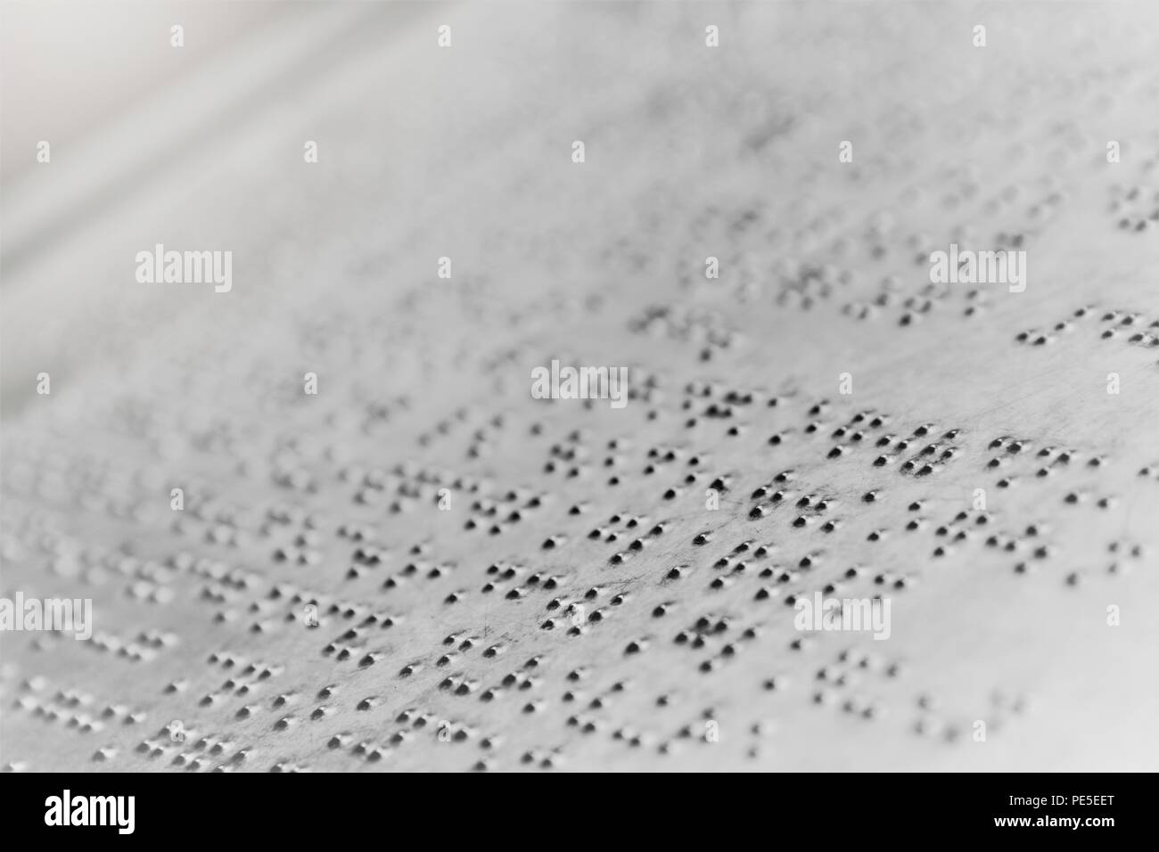 Close up texte braille écrit sur fond de plaque de fer Banque D'Images